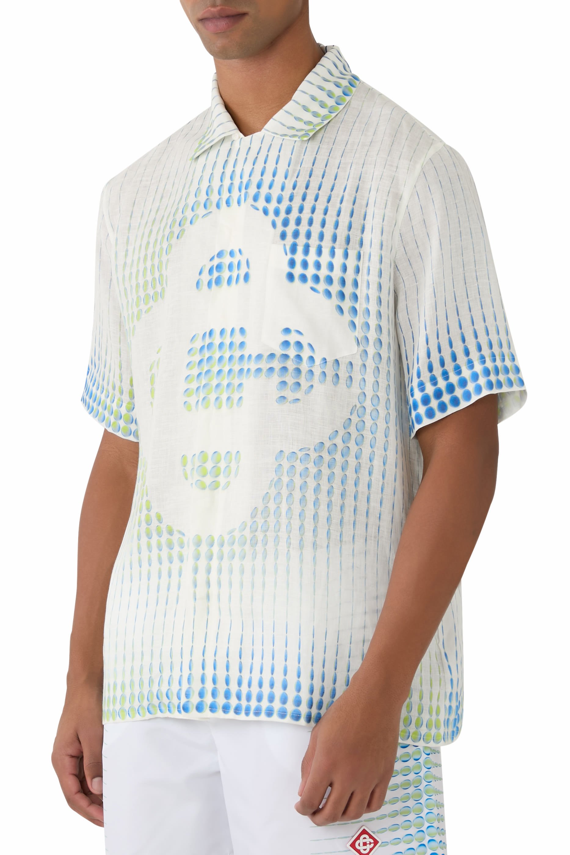 قميص بنقشة منقطة