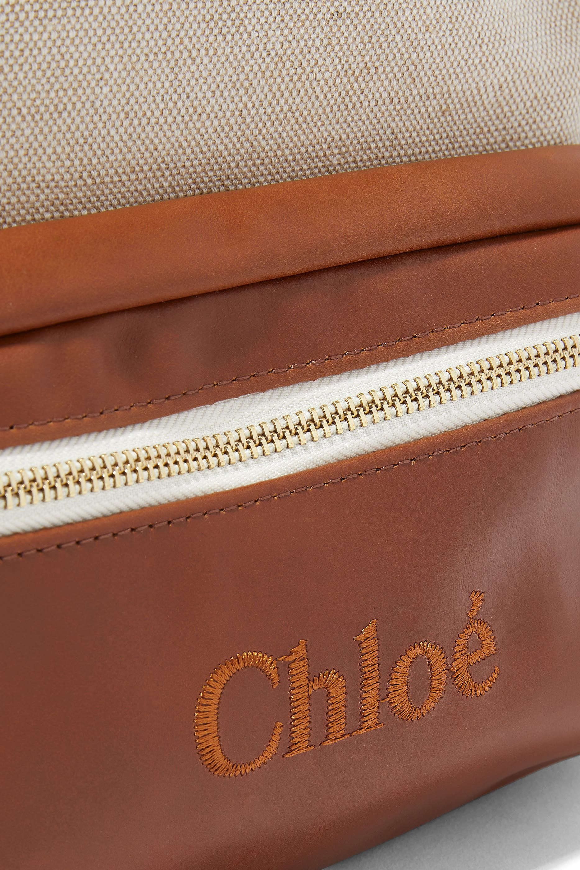 حقيبة ظهر للأطفال مطرزة بشعار الماركة