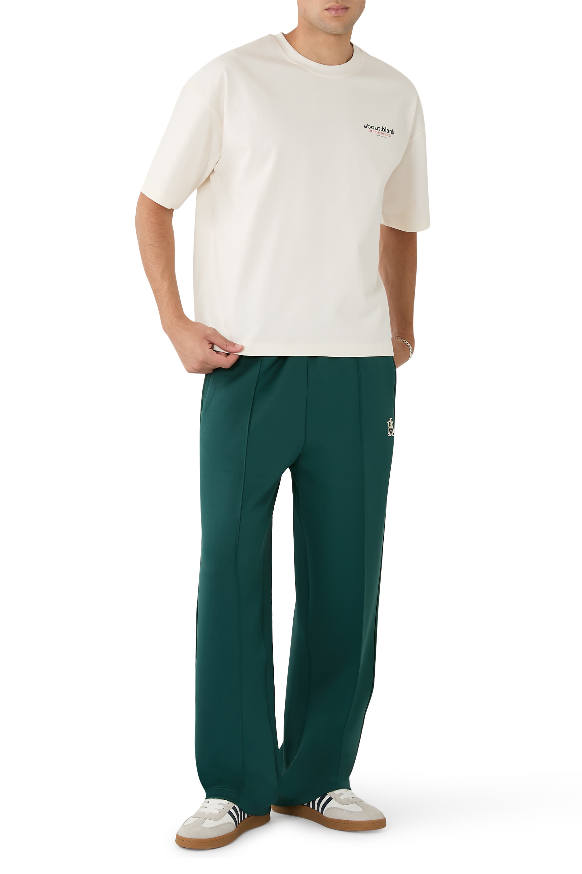 تيشيرت بأكمام قصيرة مزين بشعار الماركة