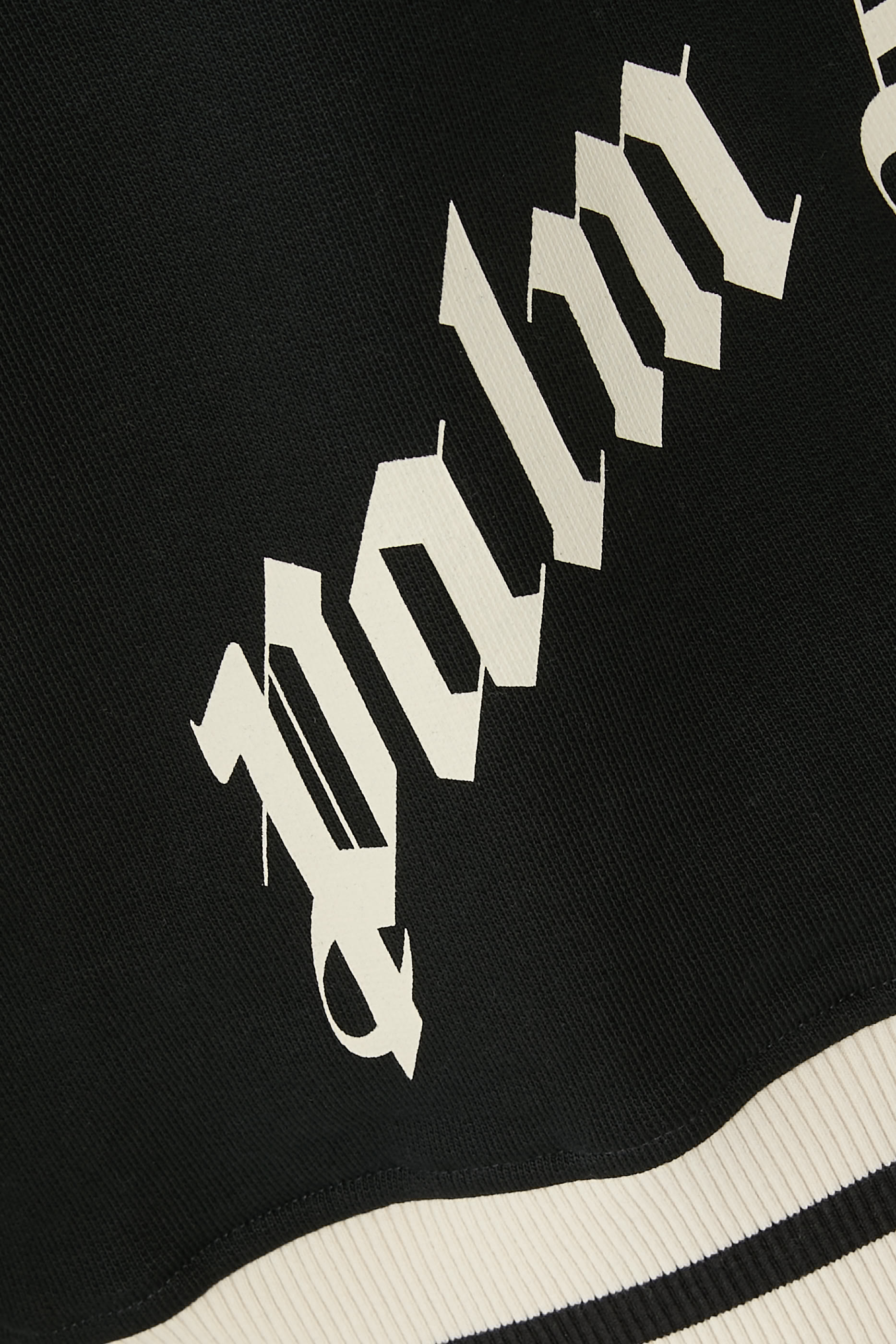 جاكيت بتصميم جامعي رياضي مزين بشعار الماركة بتصميم متموج