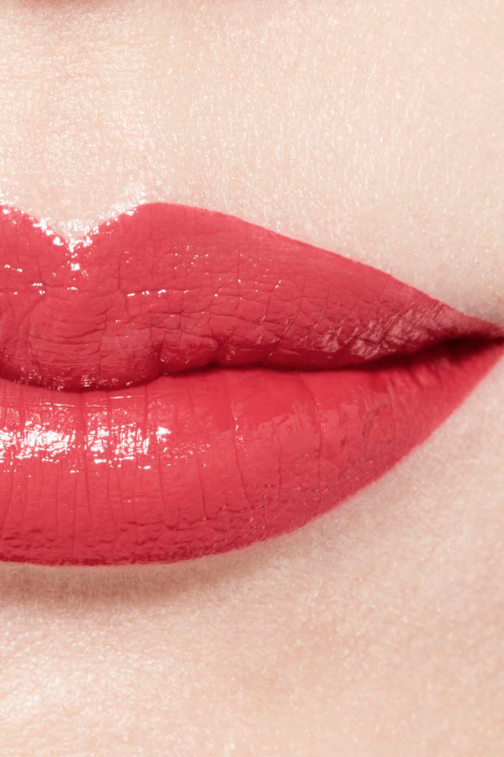 أحمر شفاه مرطب ومعزز للامتلاء. لمعان ولون طويل الثبات مكثف ROUGE COCO BLOOM
