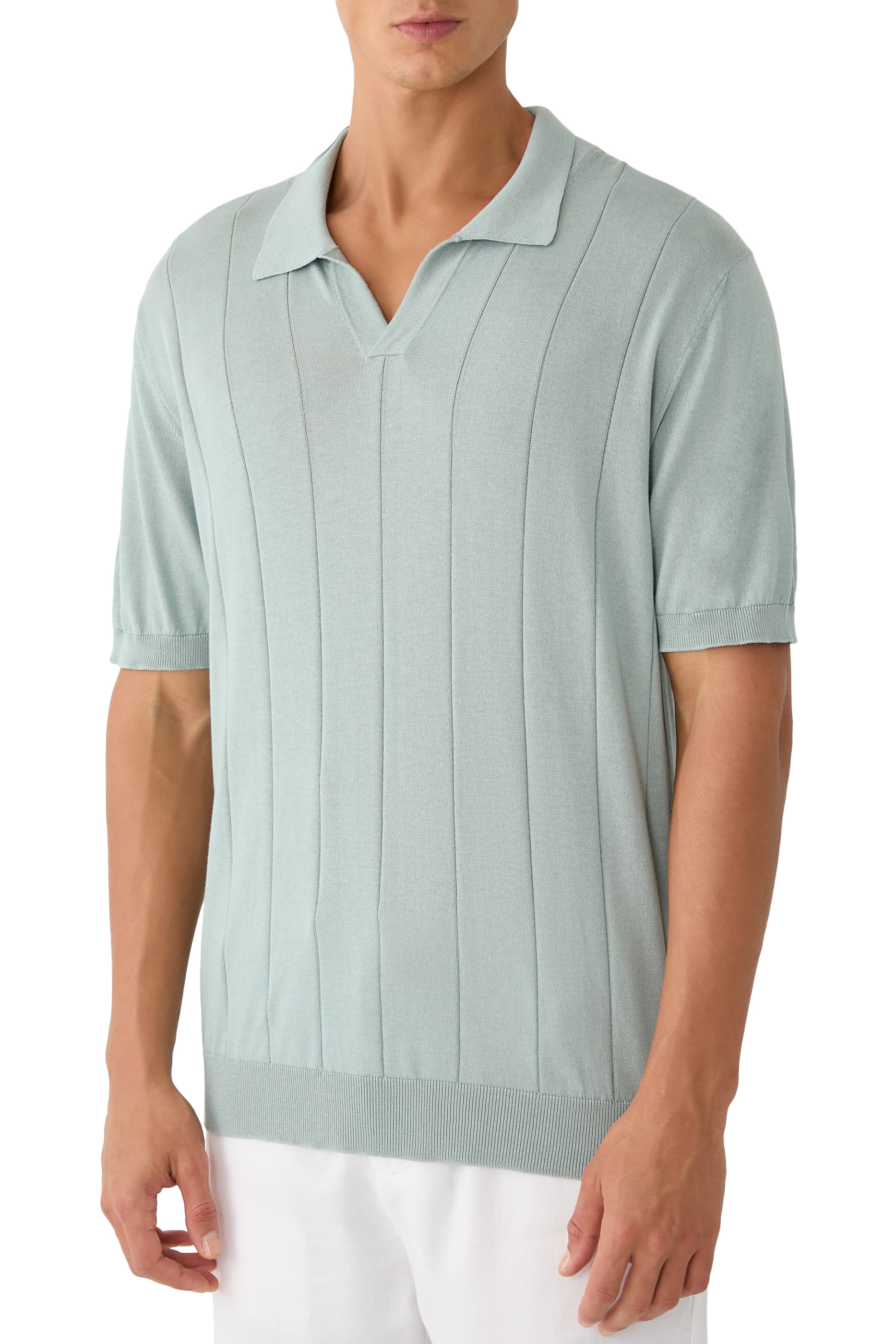 قميص بولو بياقة مفتوحة