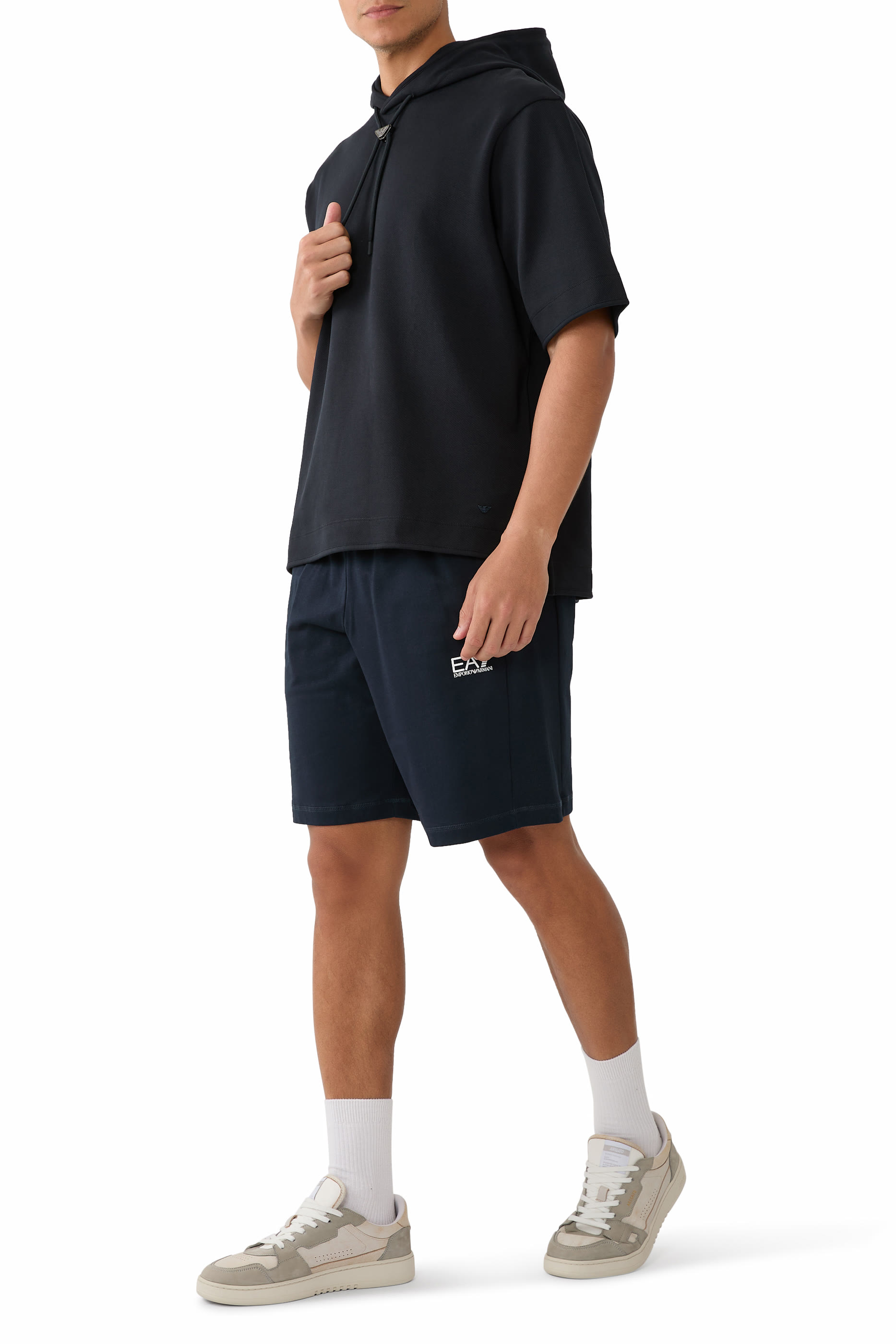 شورت بشعار الماركة