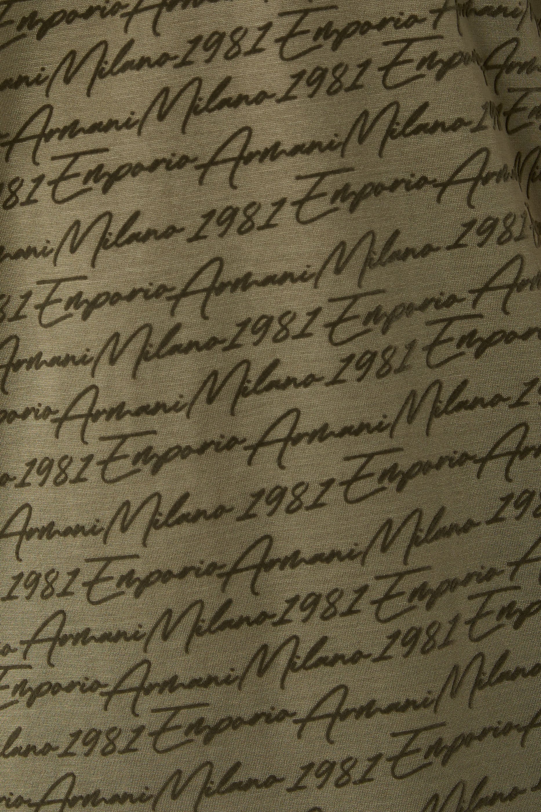 تيشبرت مزين كليا بشعار الماركة