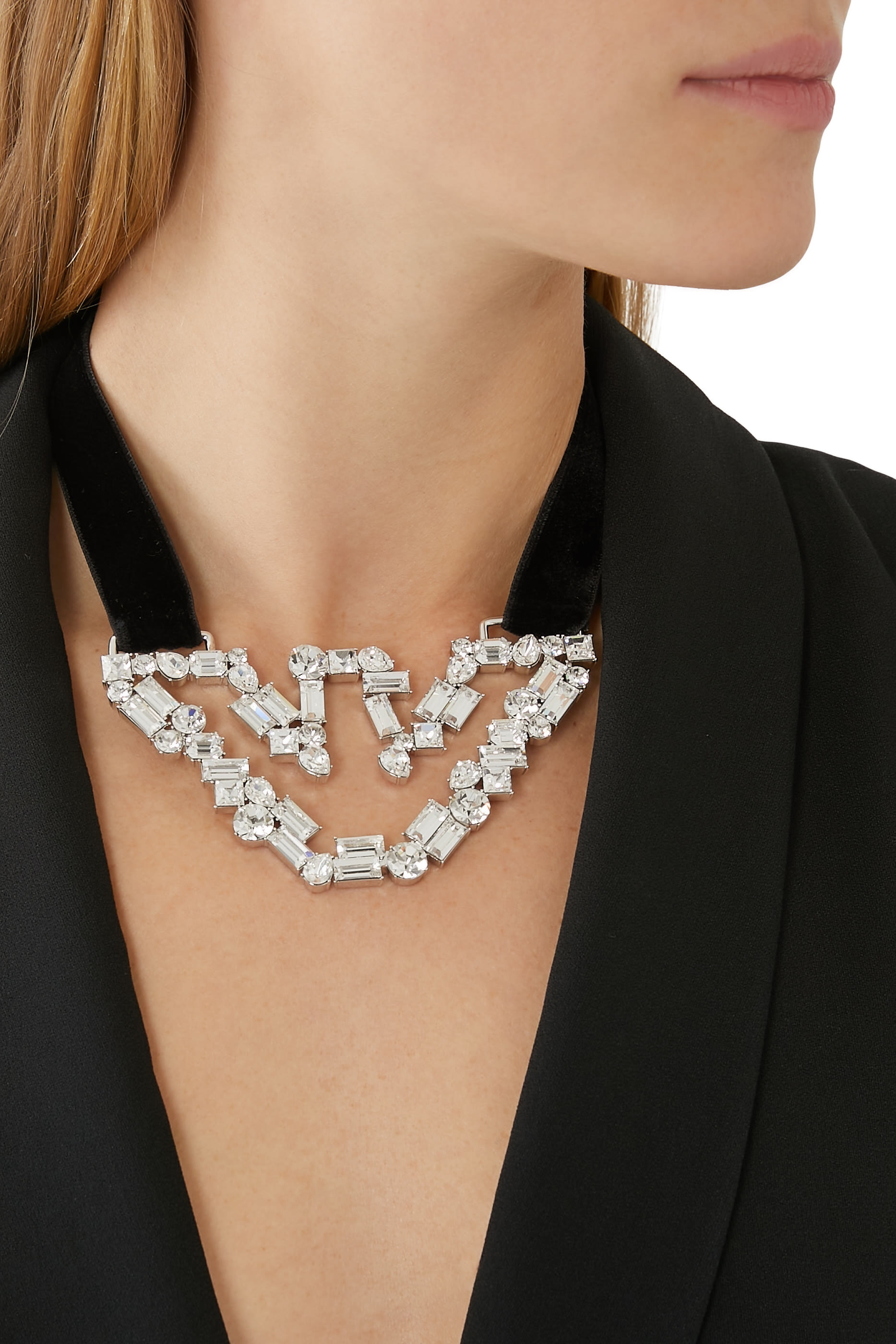 قلادة بتصميم مريلة نحاس