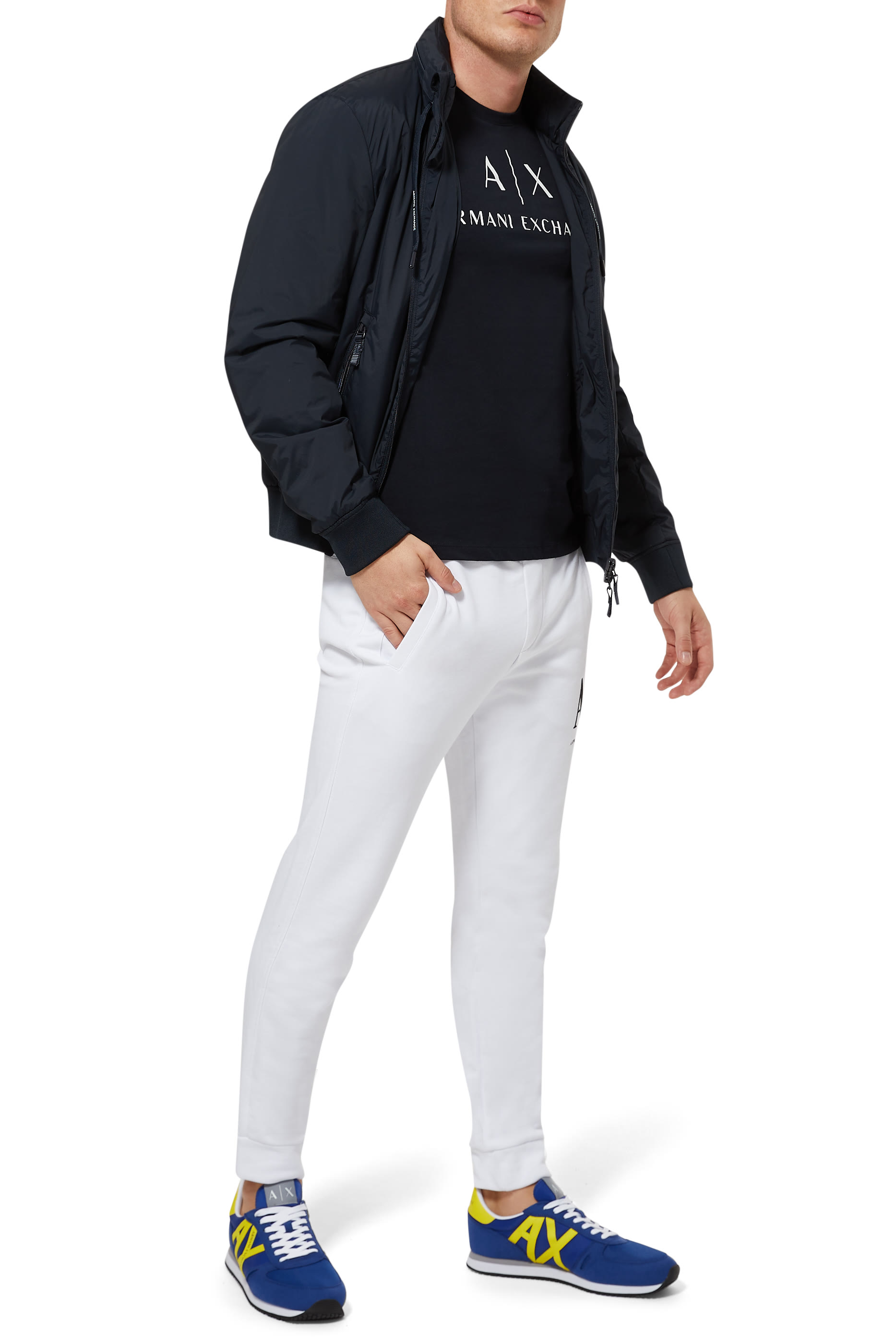 تي شيرت بطبعة حروف شعار الماركة 