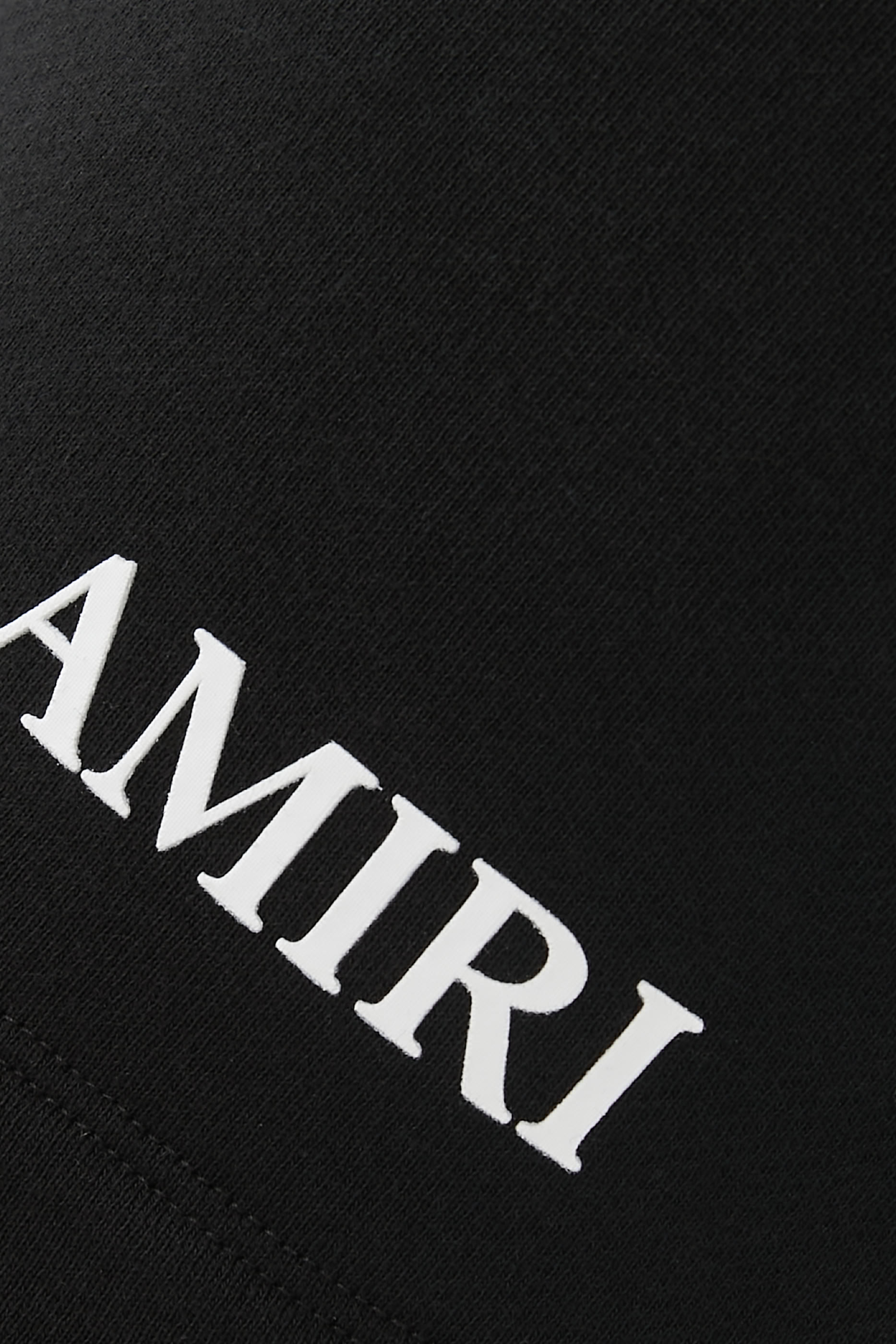 شورت بشعار الماركة