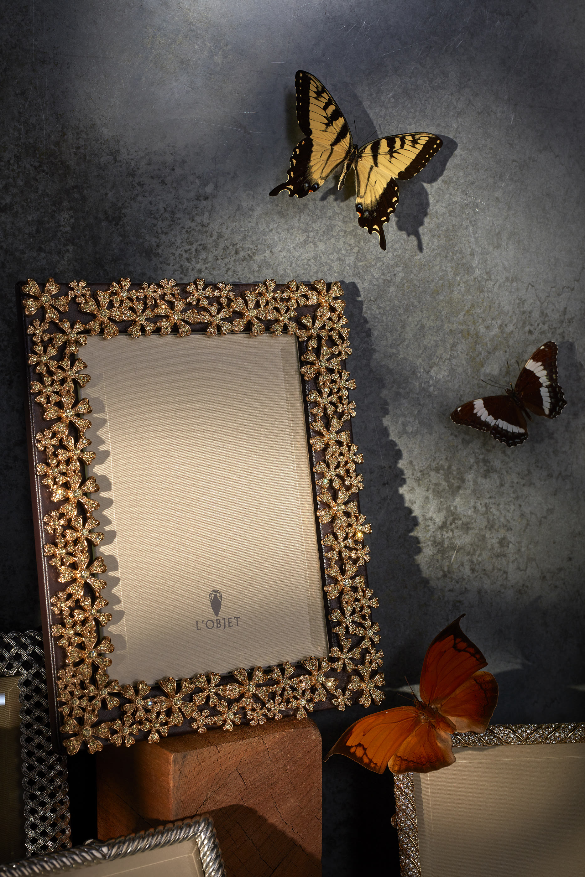 إطار صور 5 &times; 7 بتصميم إكليل مرصع بكريستال سواروفسكي