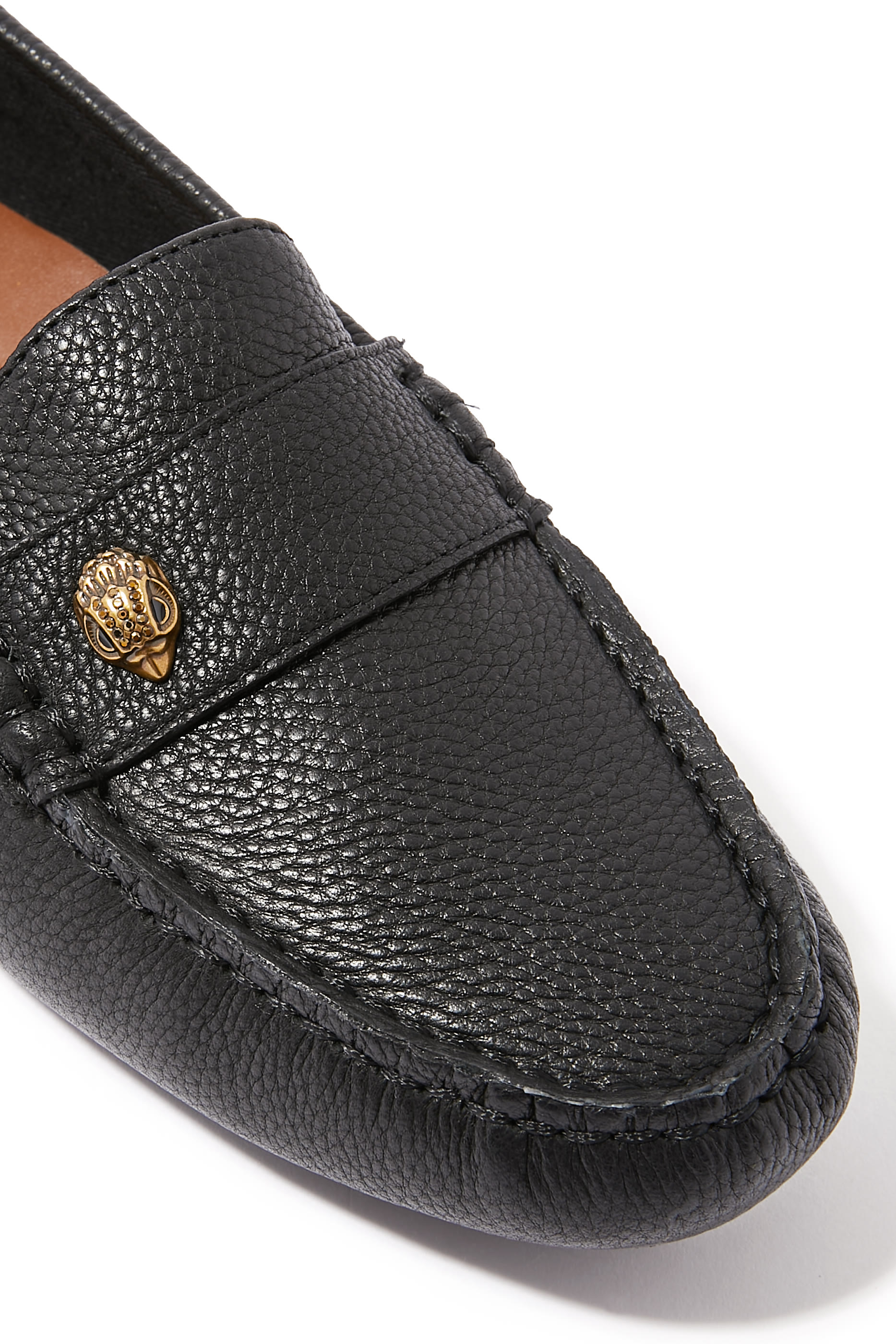 حذاء سهل الارتداء بحلية شعار الماركة