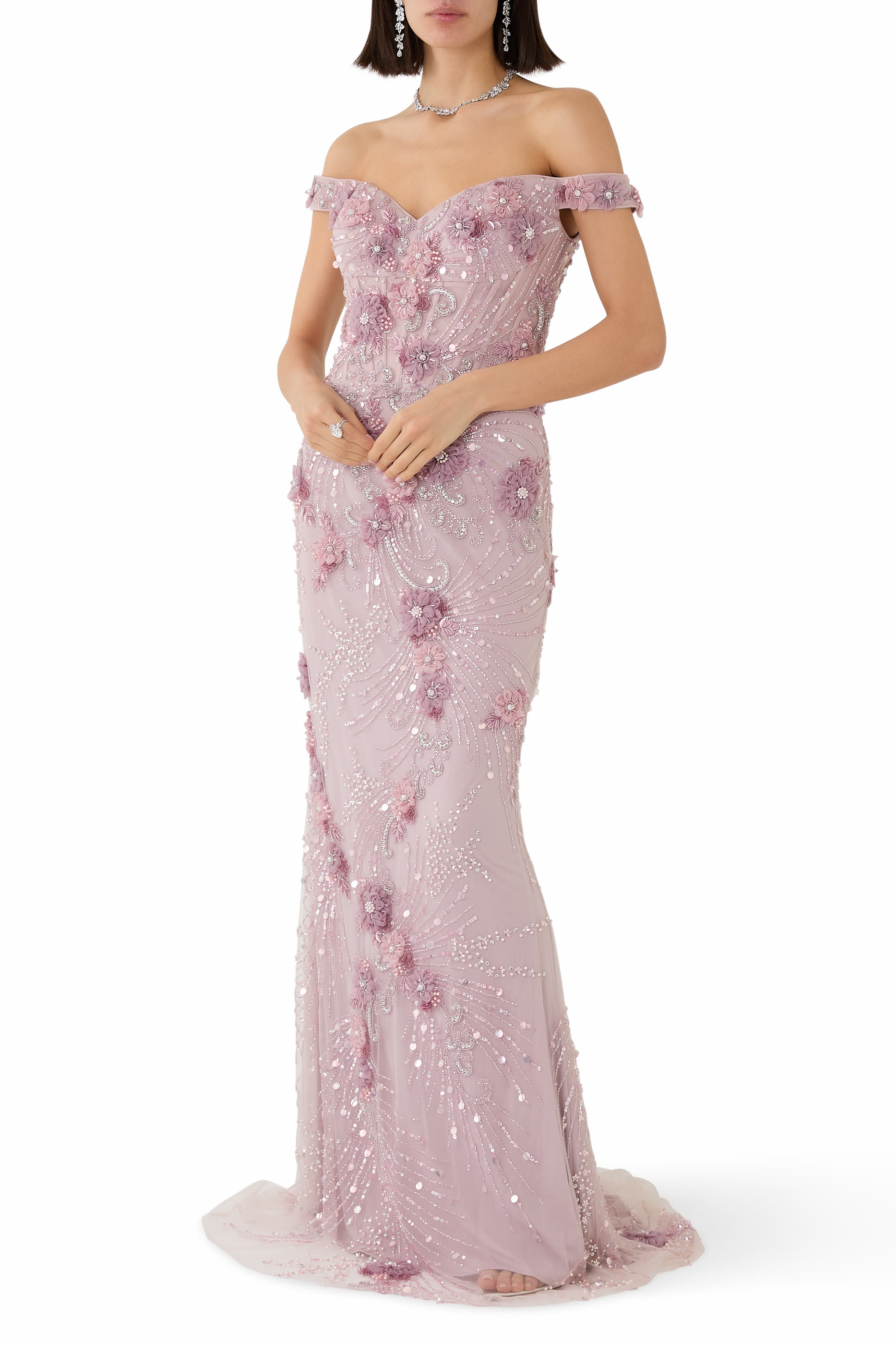 فستان سهرة بأكتاف مكشوفة وتطريزات بالخرز