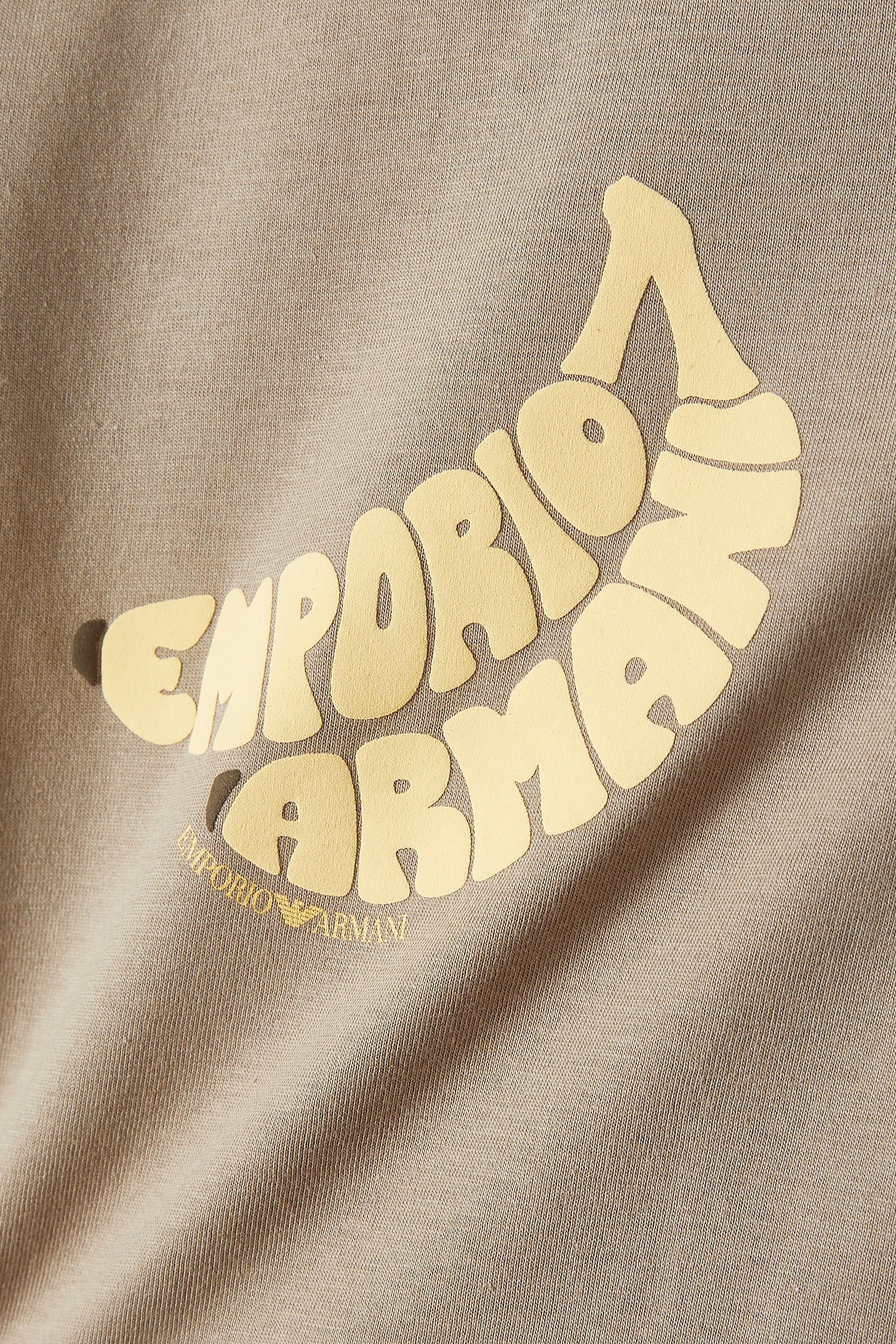 تيشيرت بشعار الماركة للأطفال