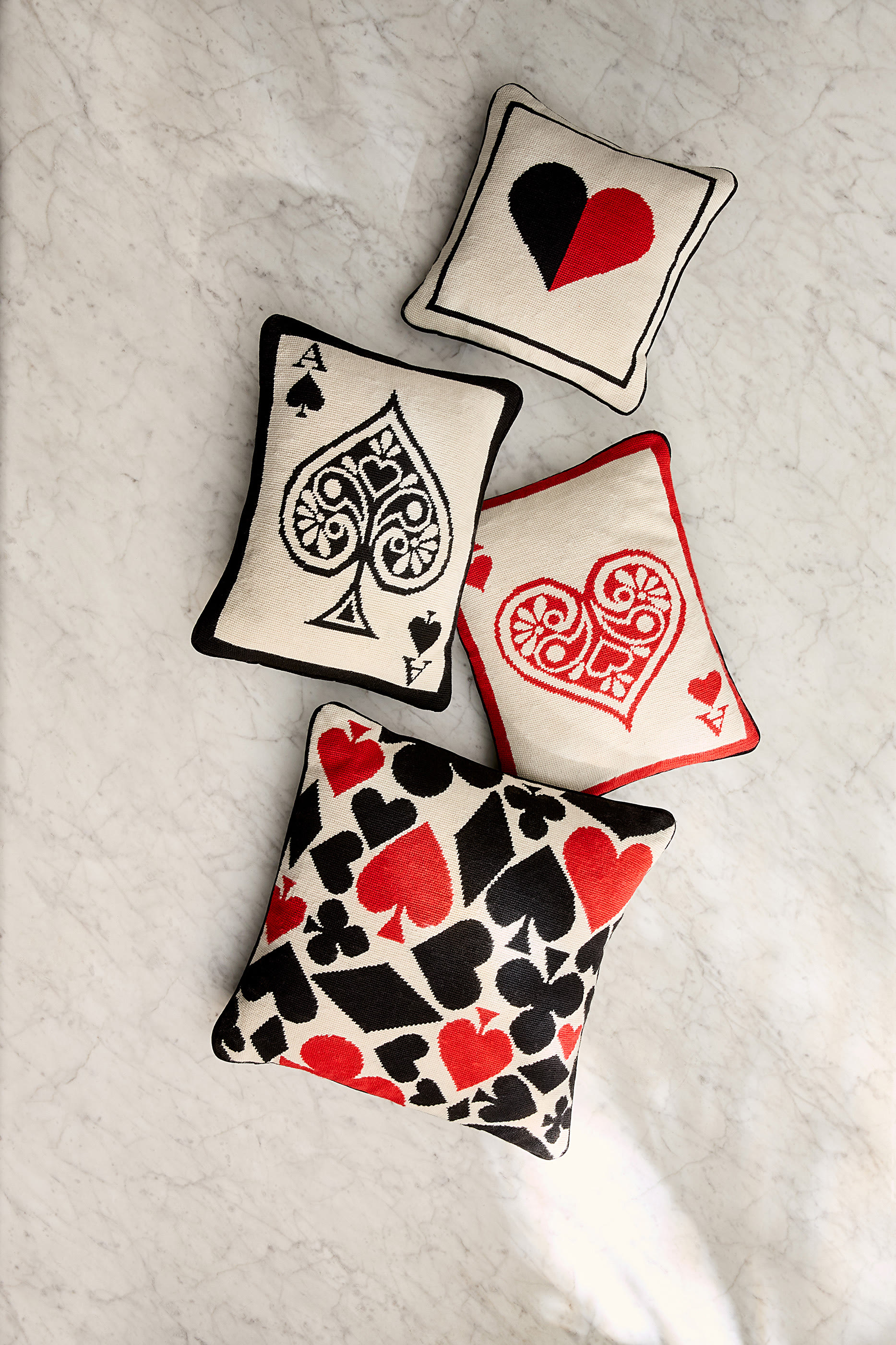 وسادة مطرزة بنقشة ورقة الآس البستوني