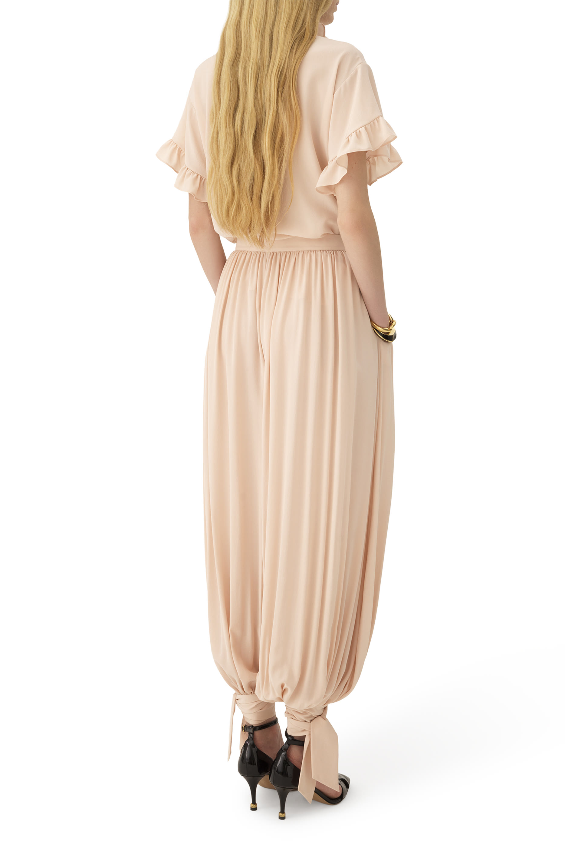 بلوزة بأكمام قصيرة مزينة بكشكش