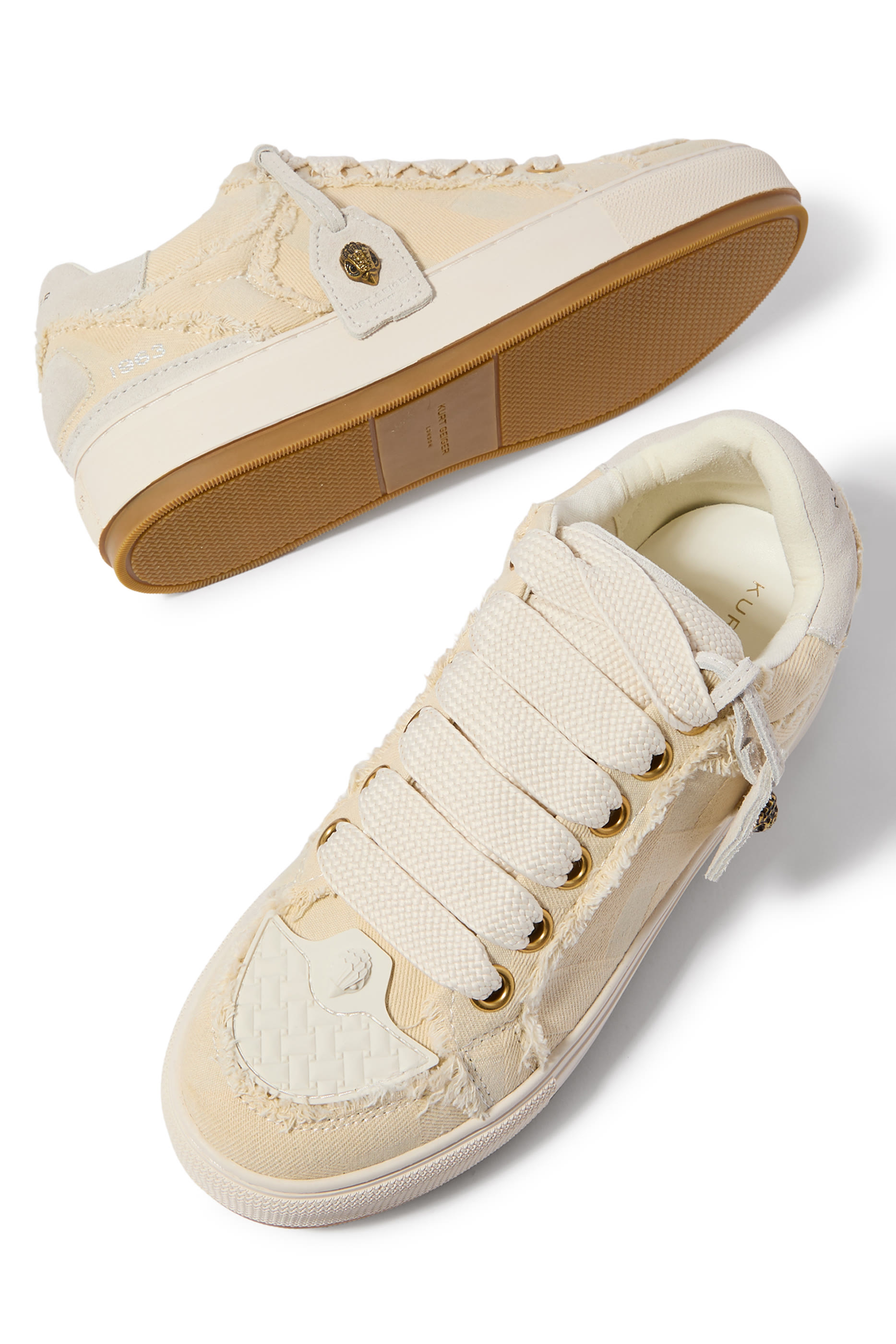 سنيكرز ساوث بانك مزين بشارة