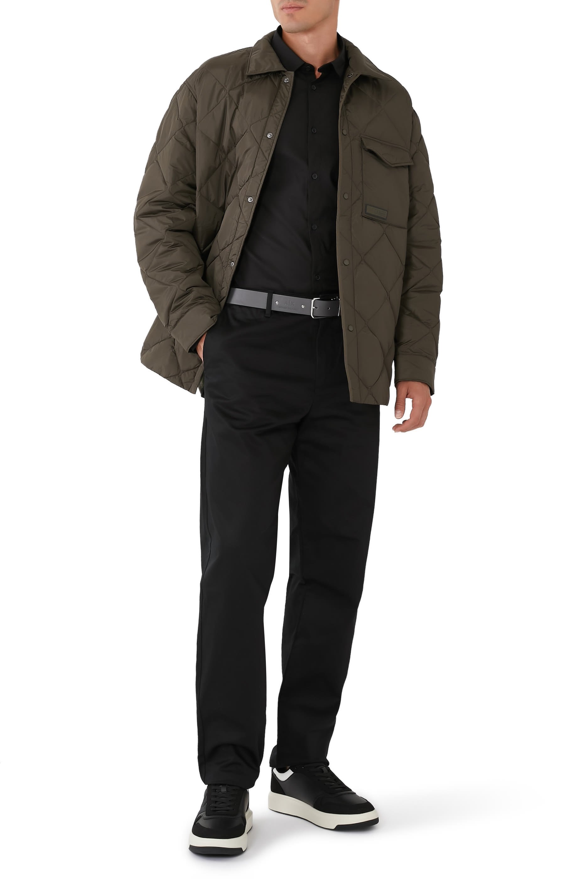 قميص بقصة ضيقة وشعار الماركة