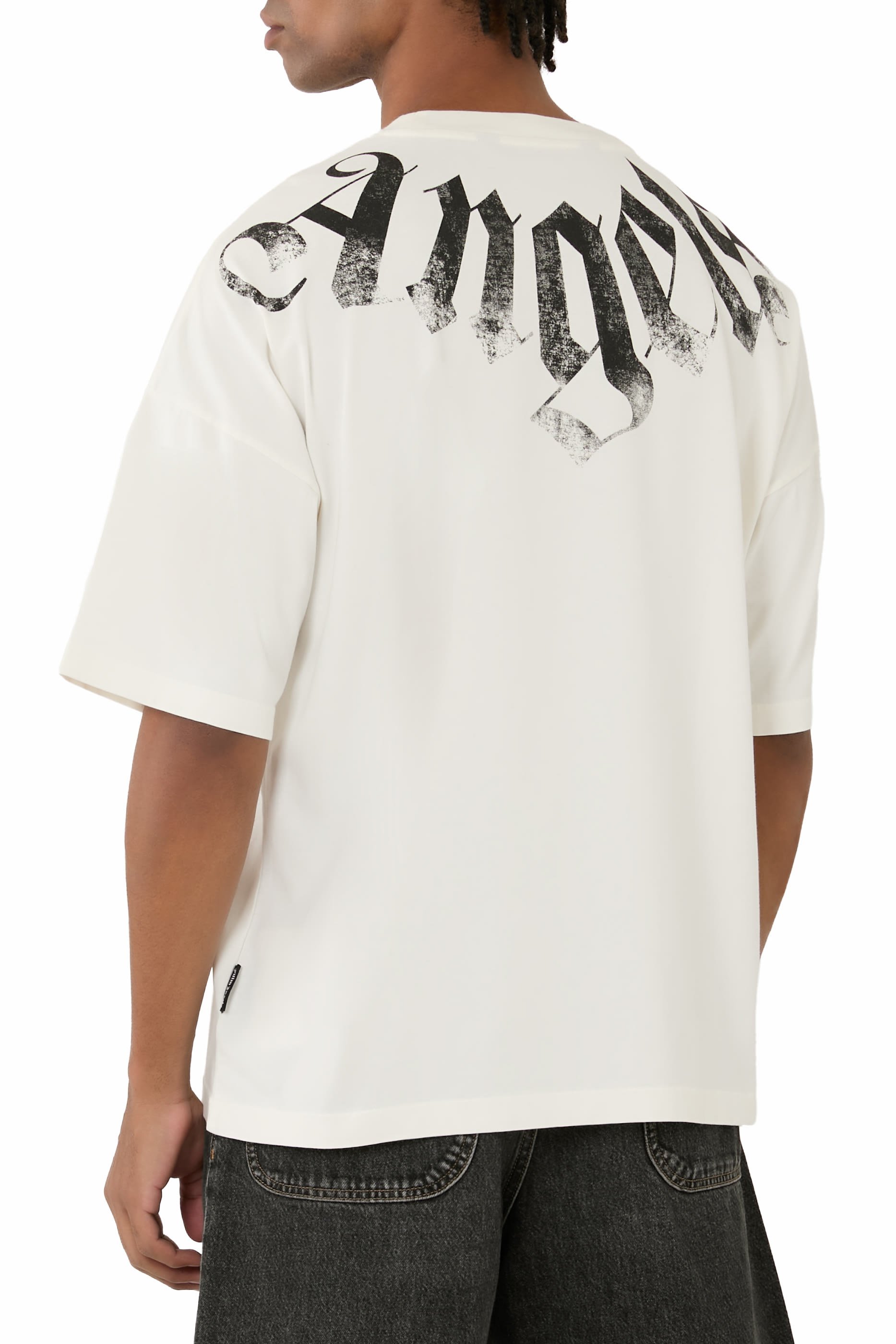 تيشيرت بشعار الماركة بحجم كبير عند الياقة