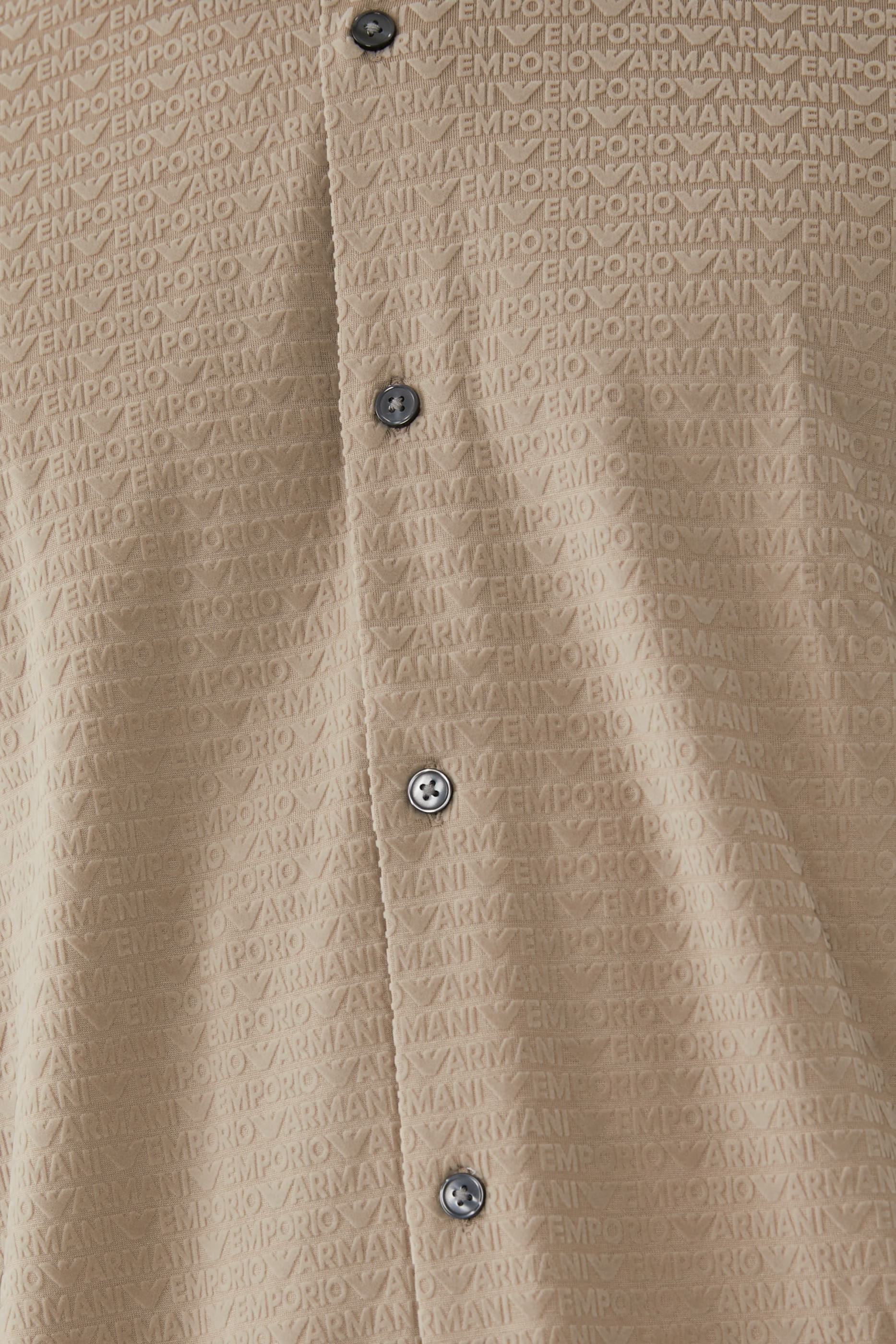 قميص بأكمام طويلة وشعار الماركة بحجم صغير