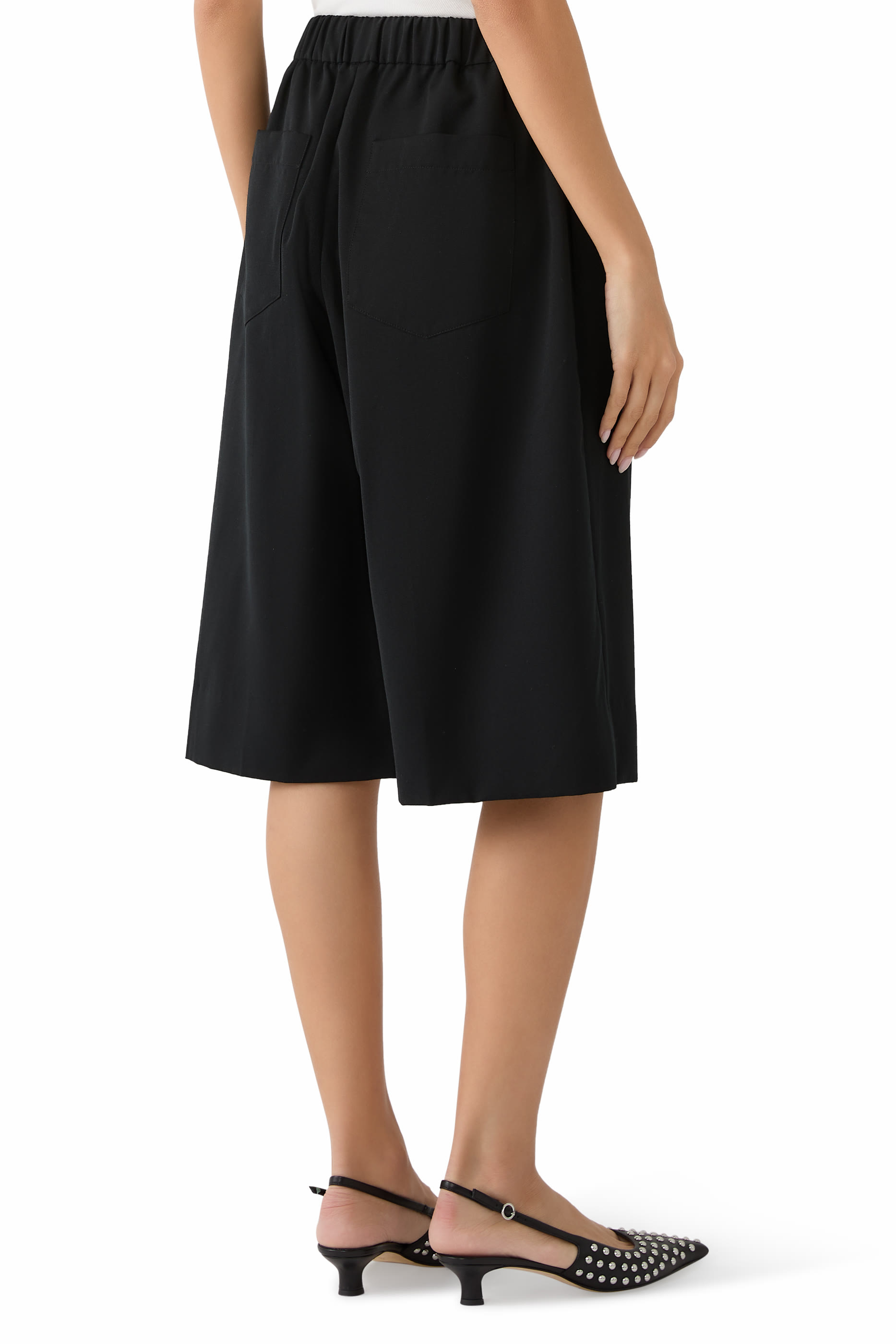 شورت بقصة ساق واسعة طويلة وزهرة أقحوان من لؤلؤ