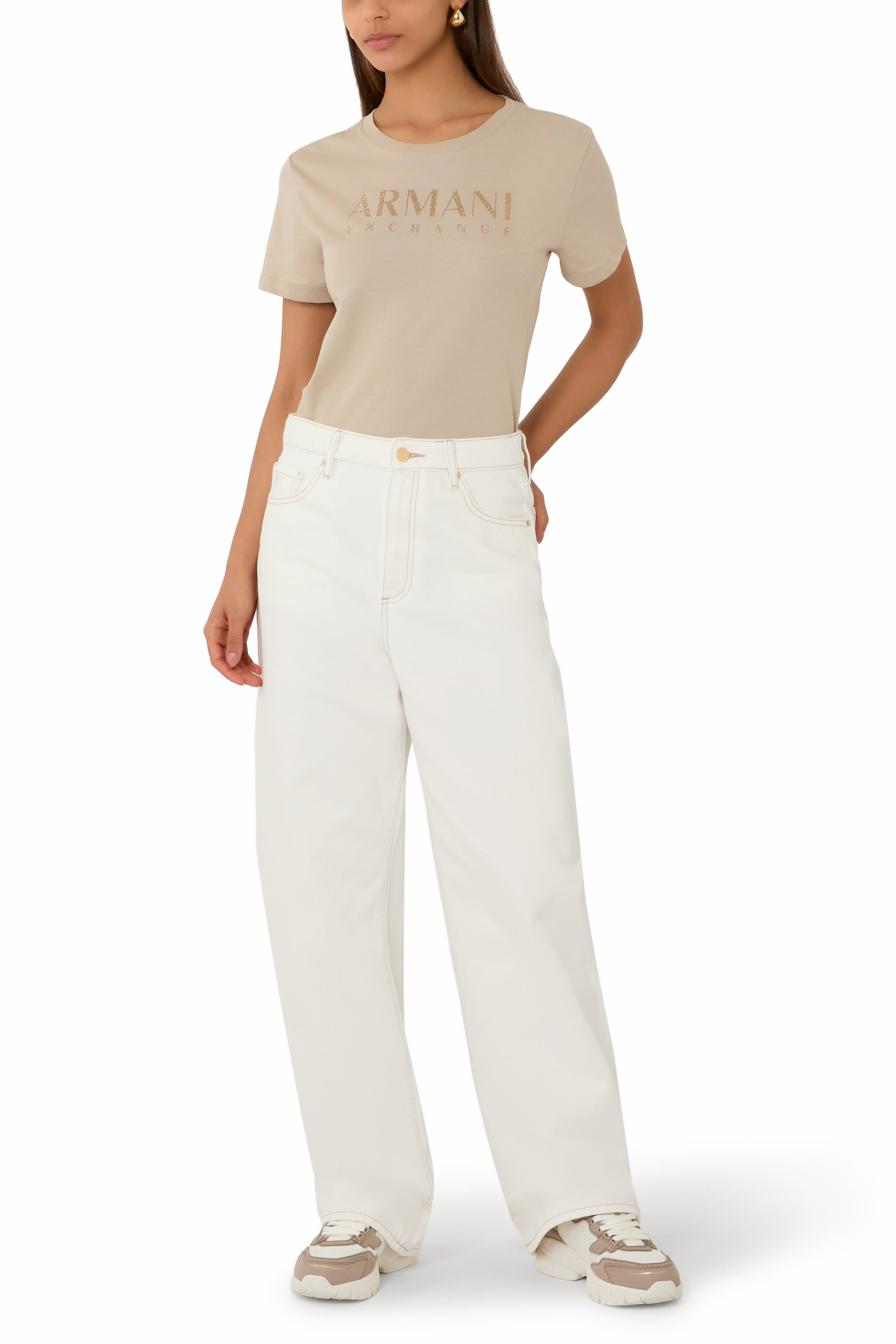 تيشيرت بقصة عادية وشعار الماركة