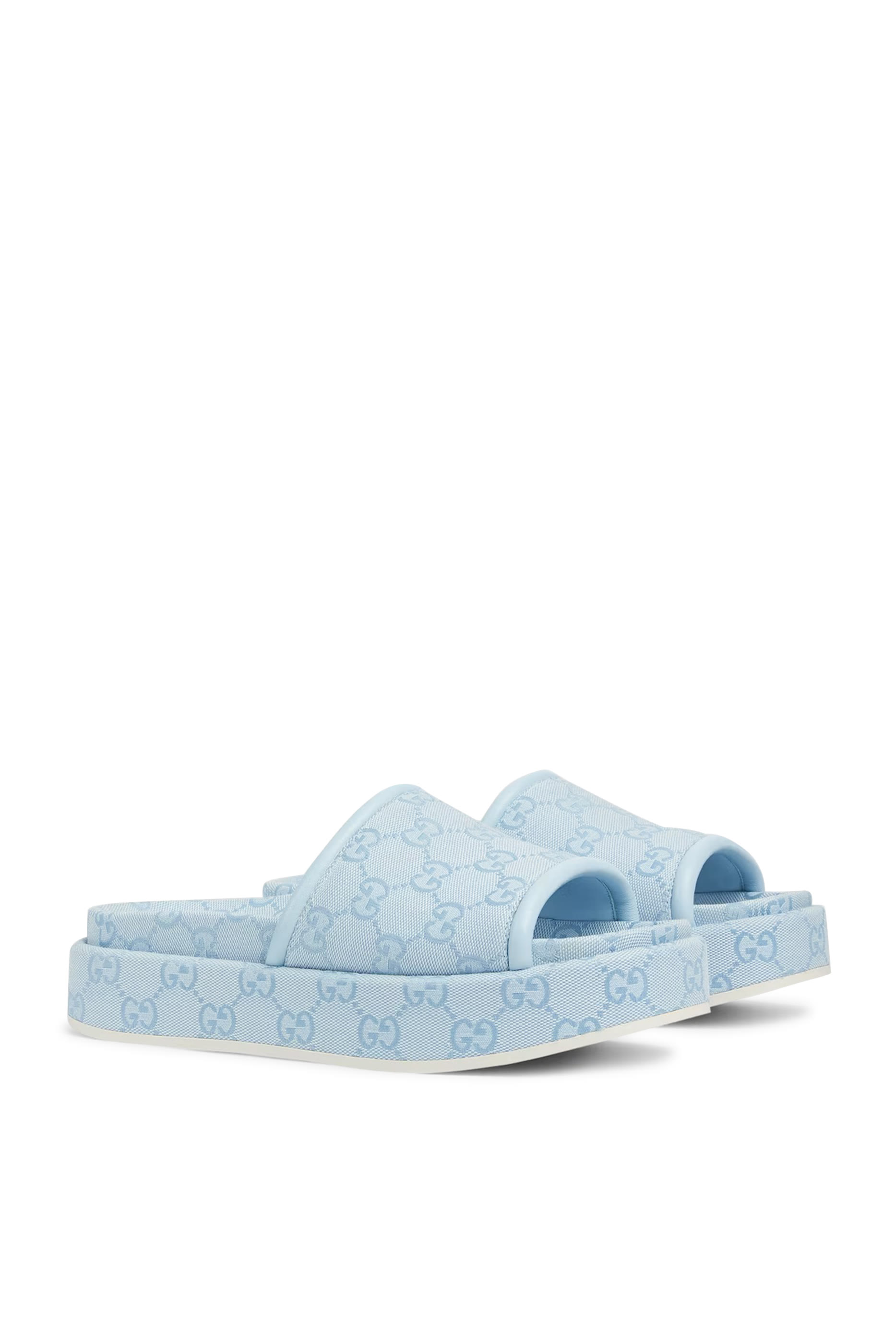 صندل بشعار حرفي الماركة بنعل سميك