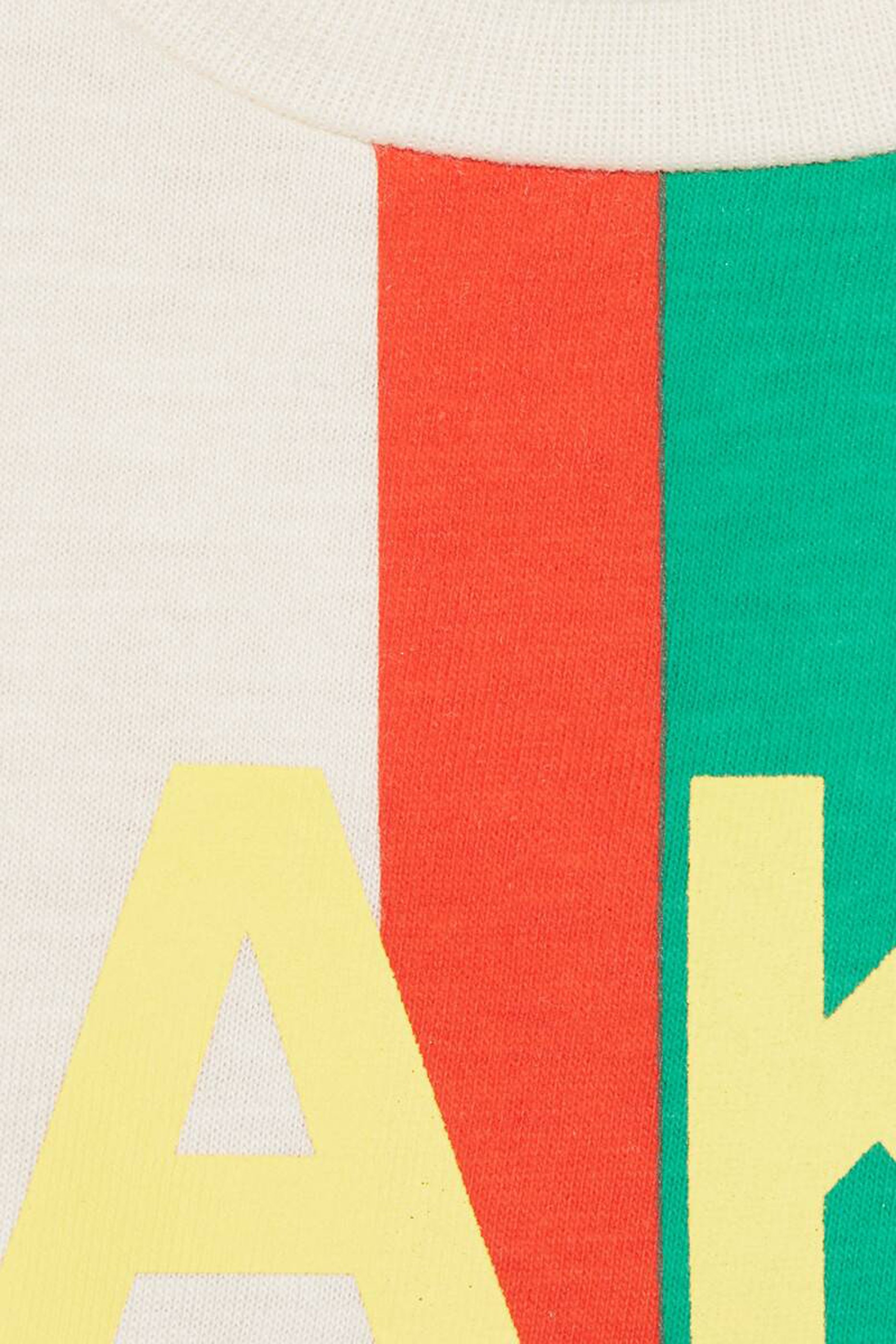 تي شيرت بطبعة Fake في الأمام وNot في الخلف