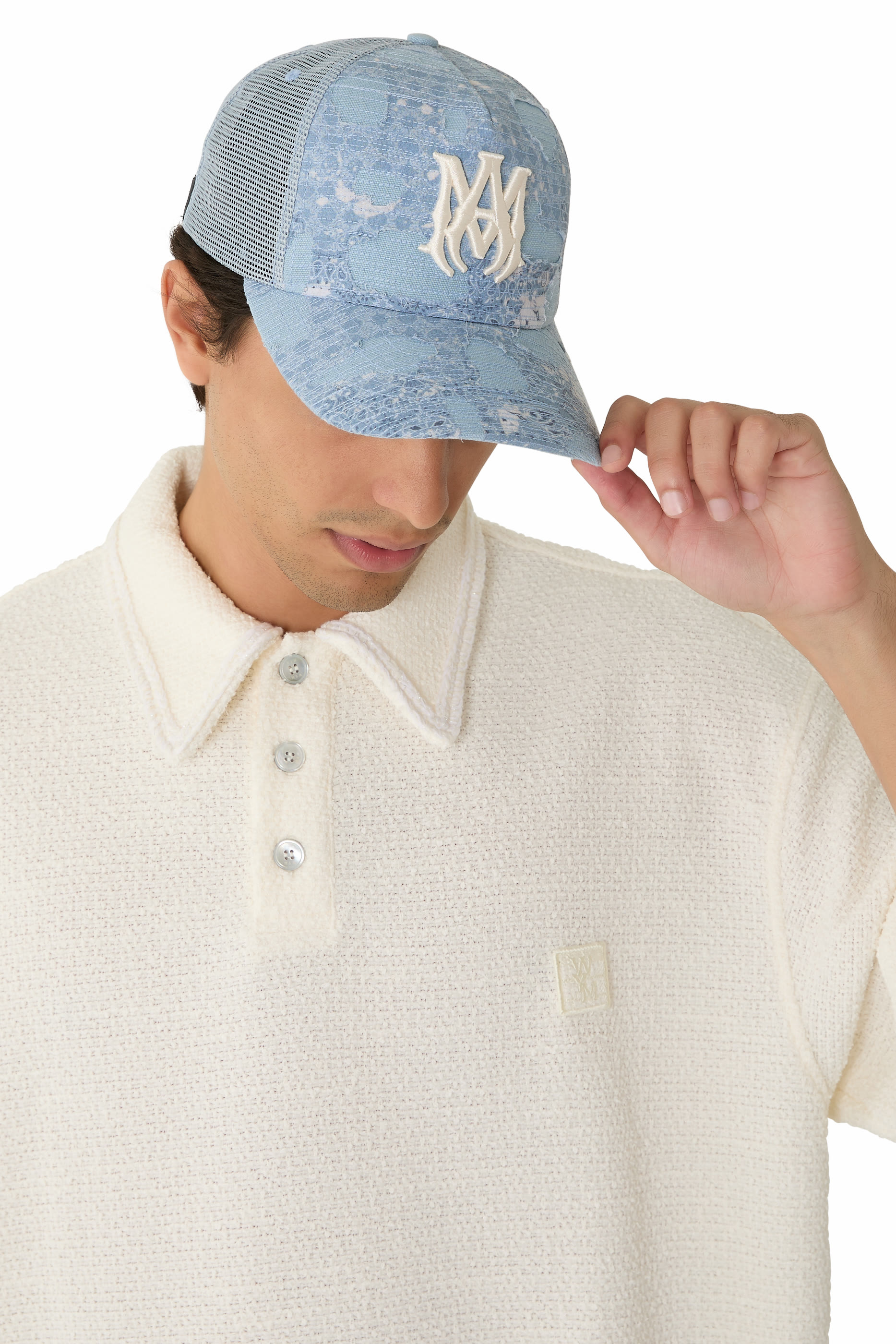 كاب تراكر بنقشة باندانا وتفاصيل ممزقة