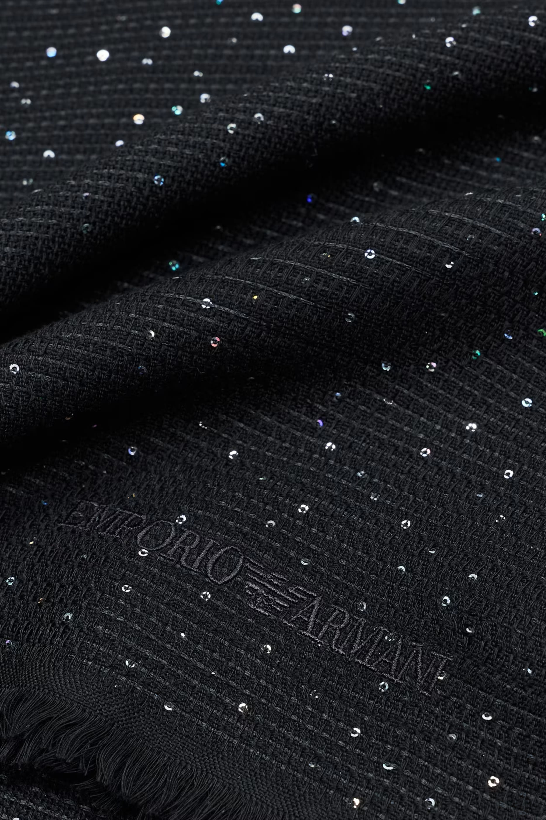 شال بشعار الماركة مزين بترتر