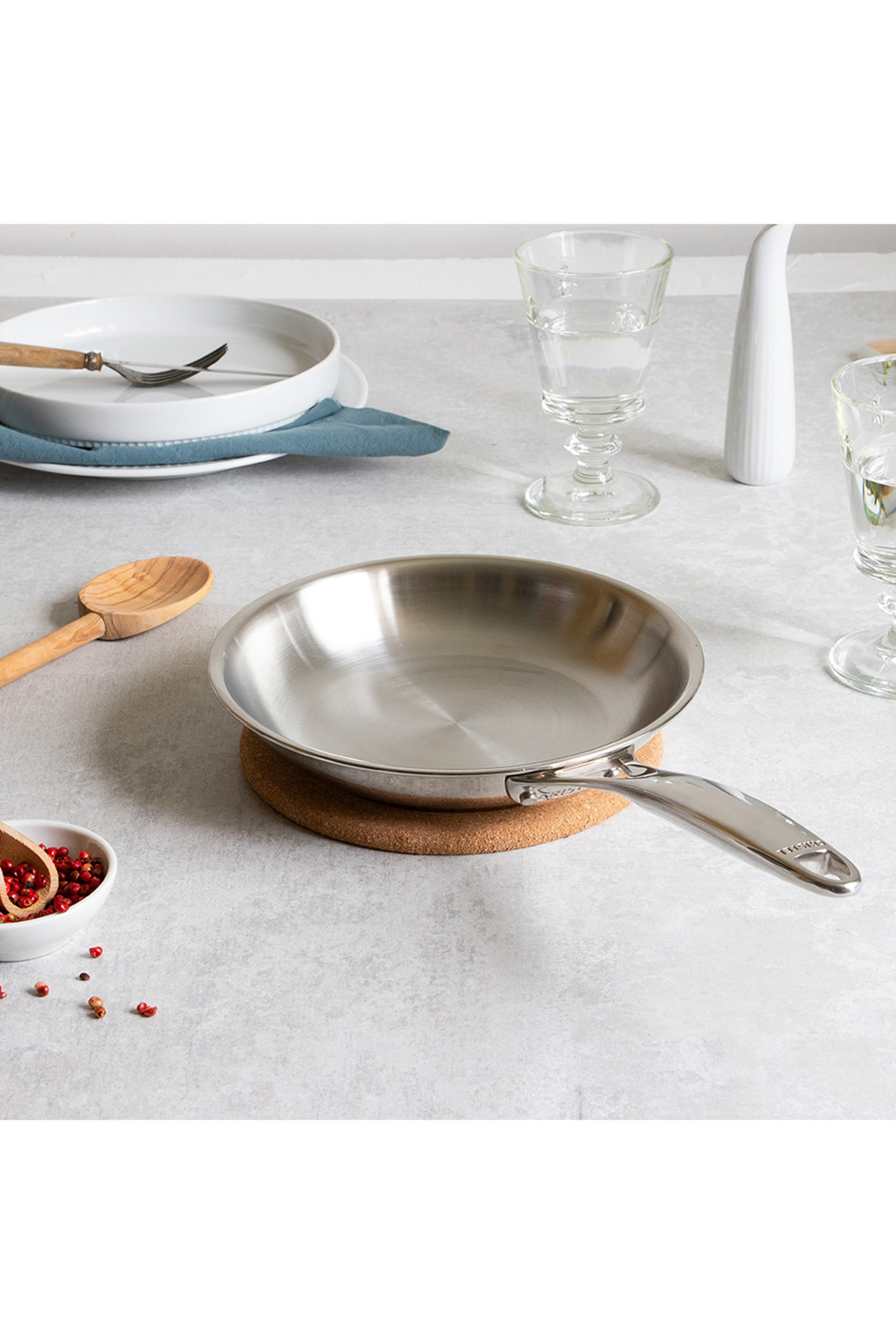 مقلاة كاستل برو بمقبض مثبت