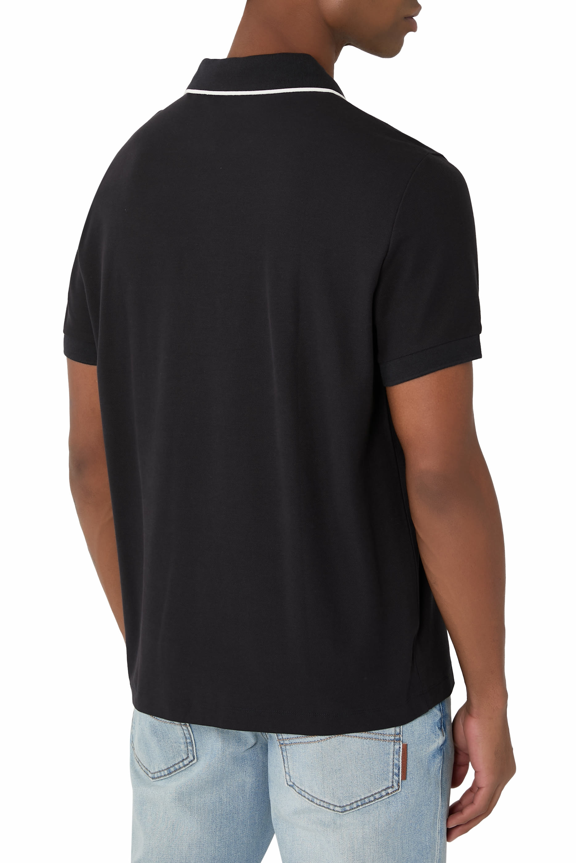 قميص بولو بتفاصيل مغايرة