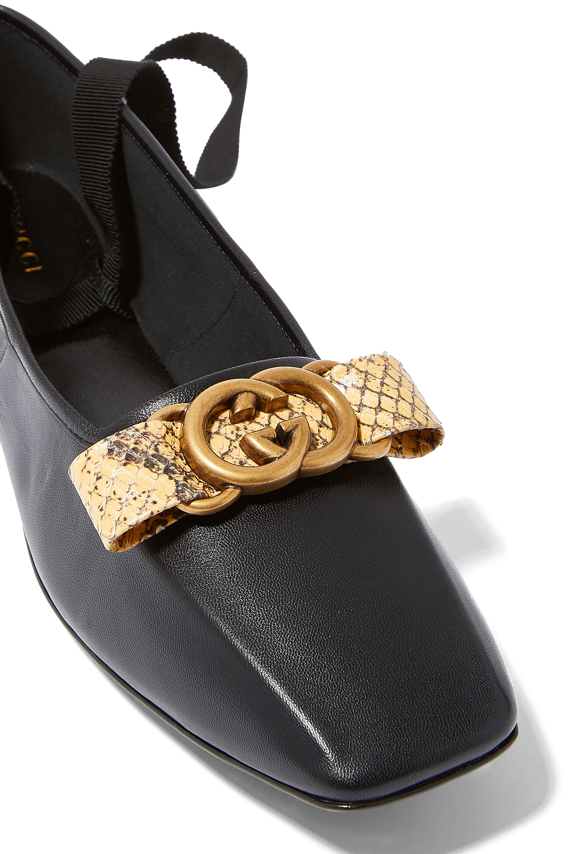 حذاء باليرينا بكعب مسطح وحرف شعار الماركة بتصميم متداخل