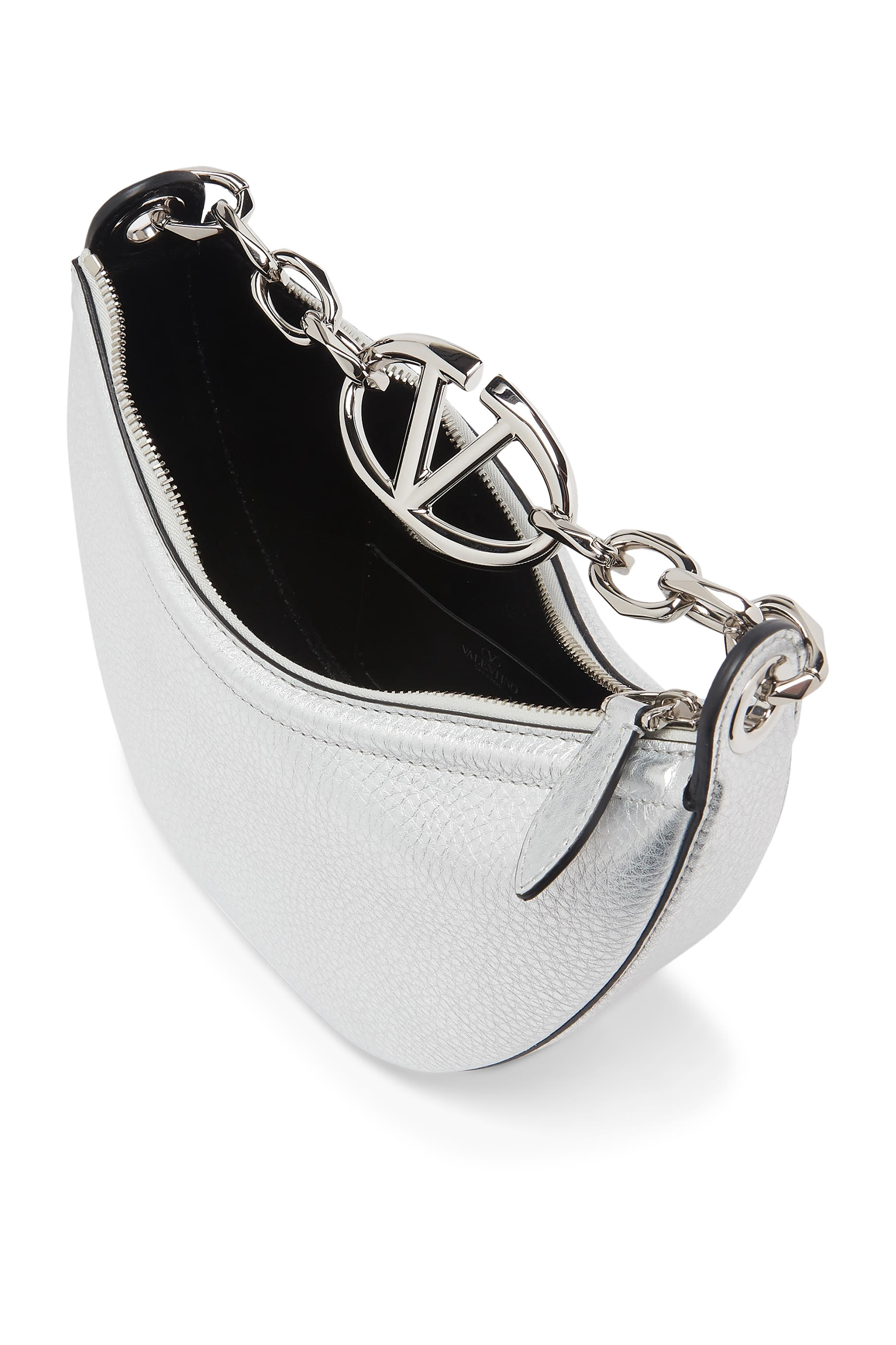 حقيبة هوبو صغيرة بتصميم مقوس بسلسلة بحلية شعار V جلد لامع بارز الملمس