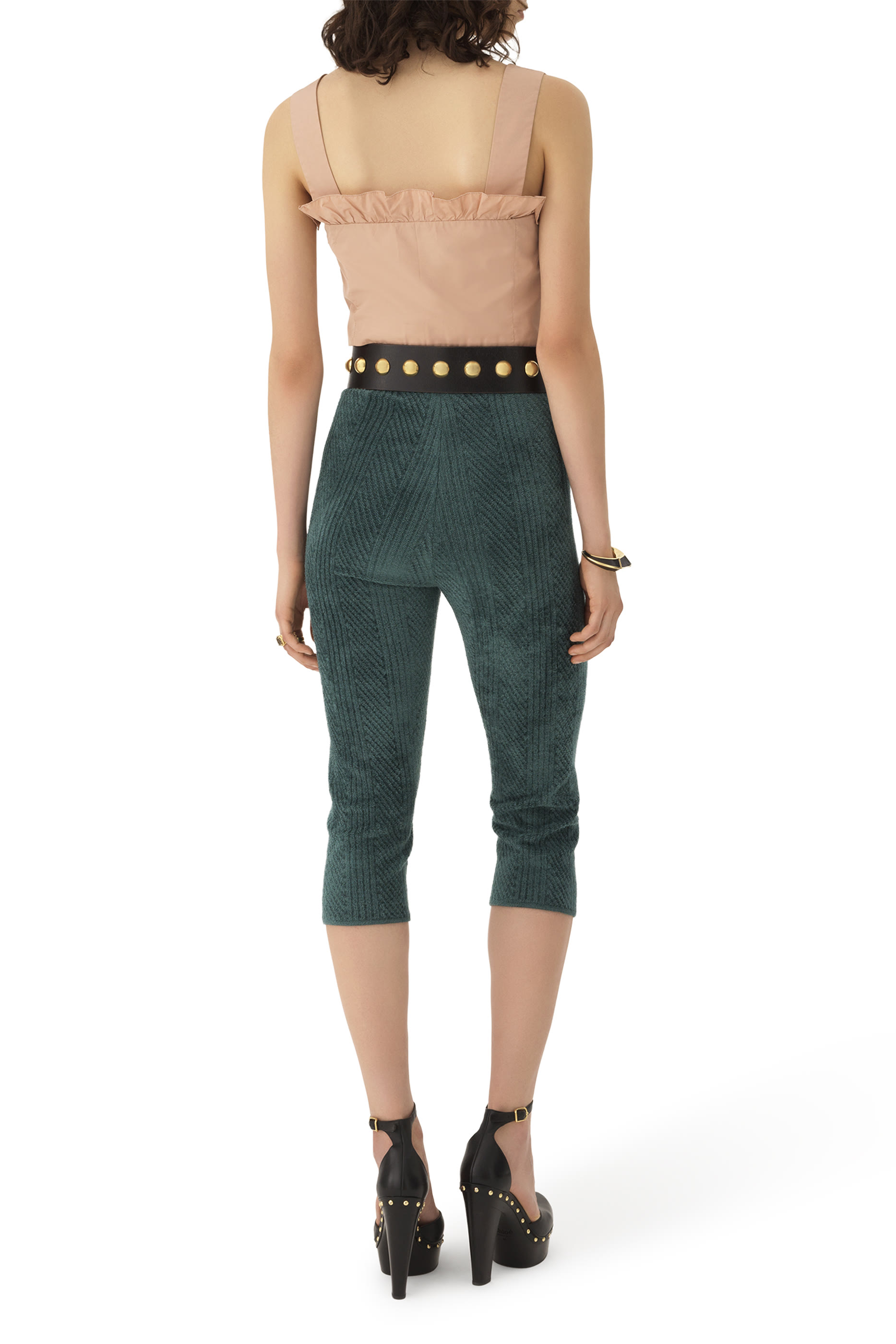 بلوزة بقصة قصيرة ضيقة بلا اكمام