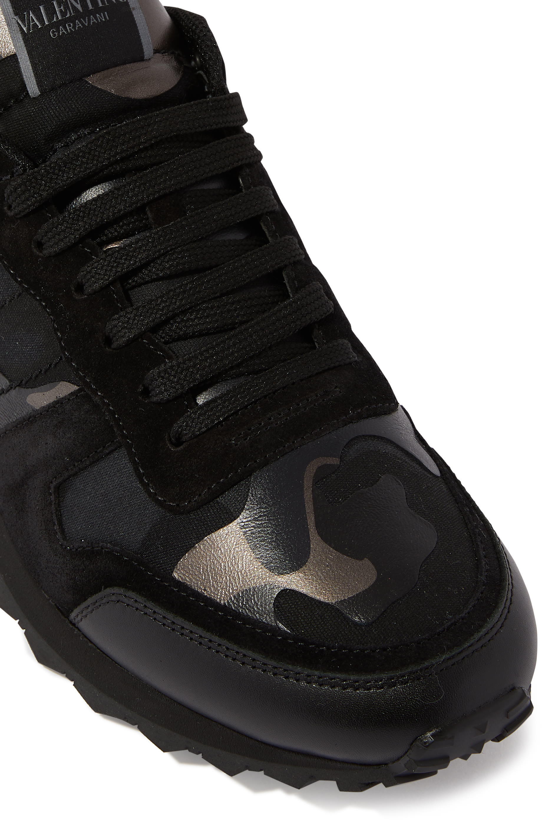 سنيكرز فالنتينو غارافاني جلد بنقشة مموهة وحلي هرمية