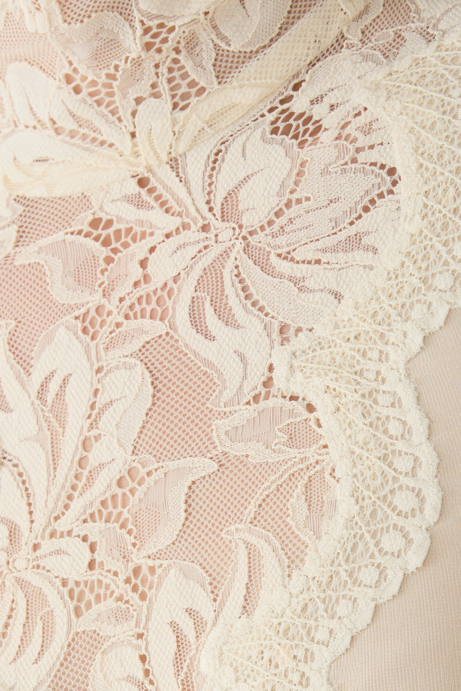 فستان طويل دانتيل وحرسيه