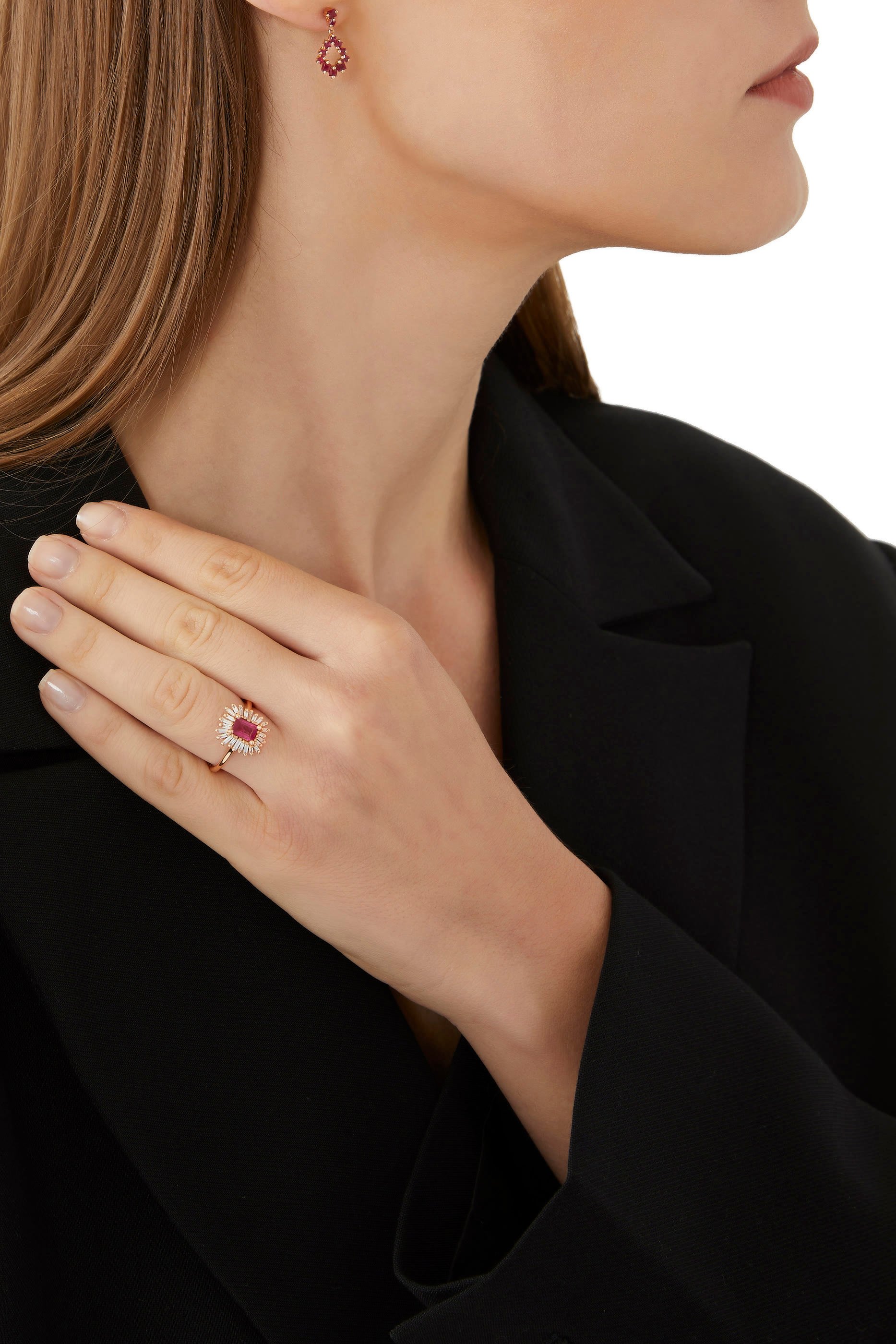 أقراط متدلية بتصميم كمثرى مرصعة بالياقوت ذهب عيار 18