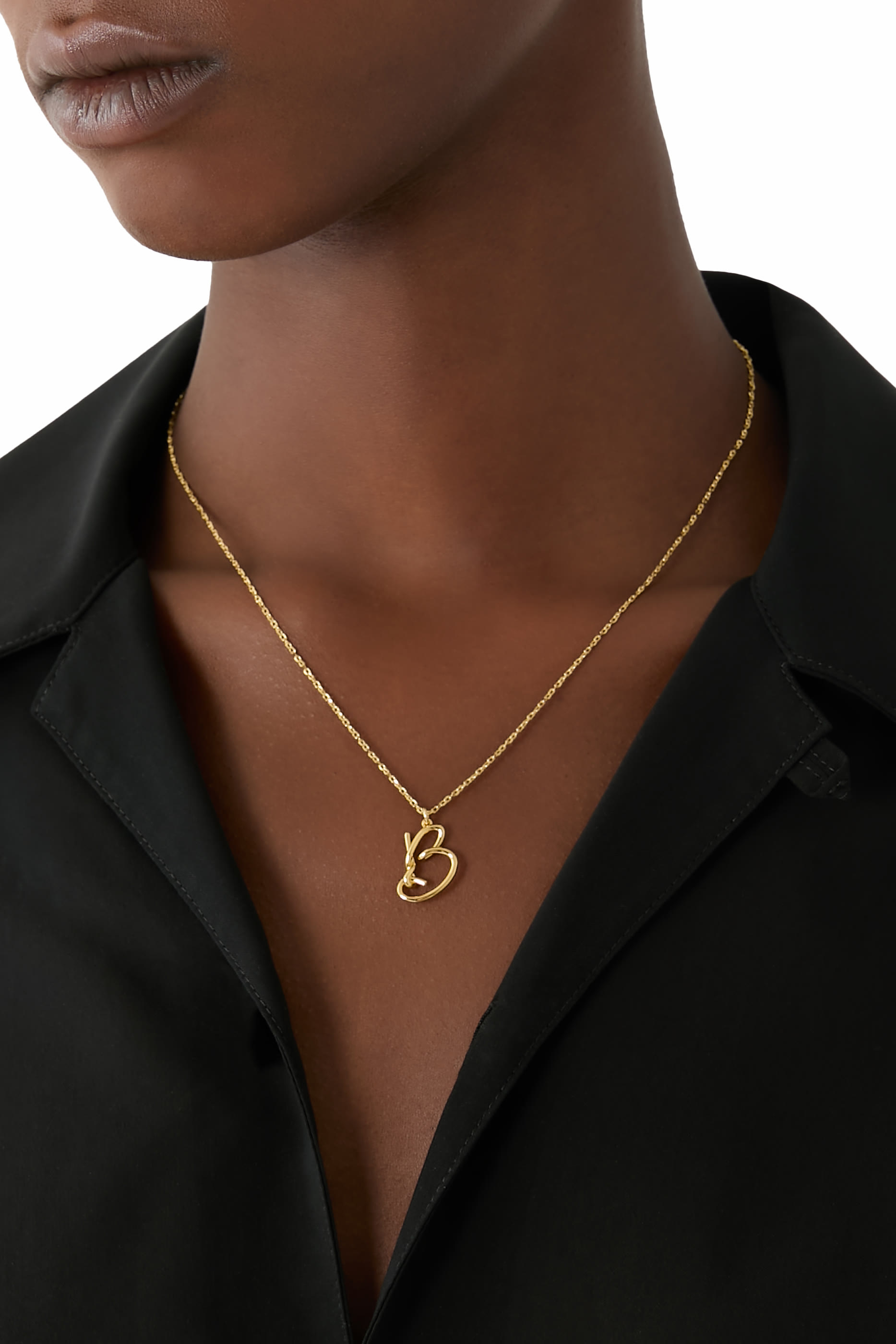 قلادة وان ان ايه ميليان بدلاية بتصميم حرف B