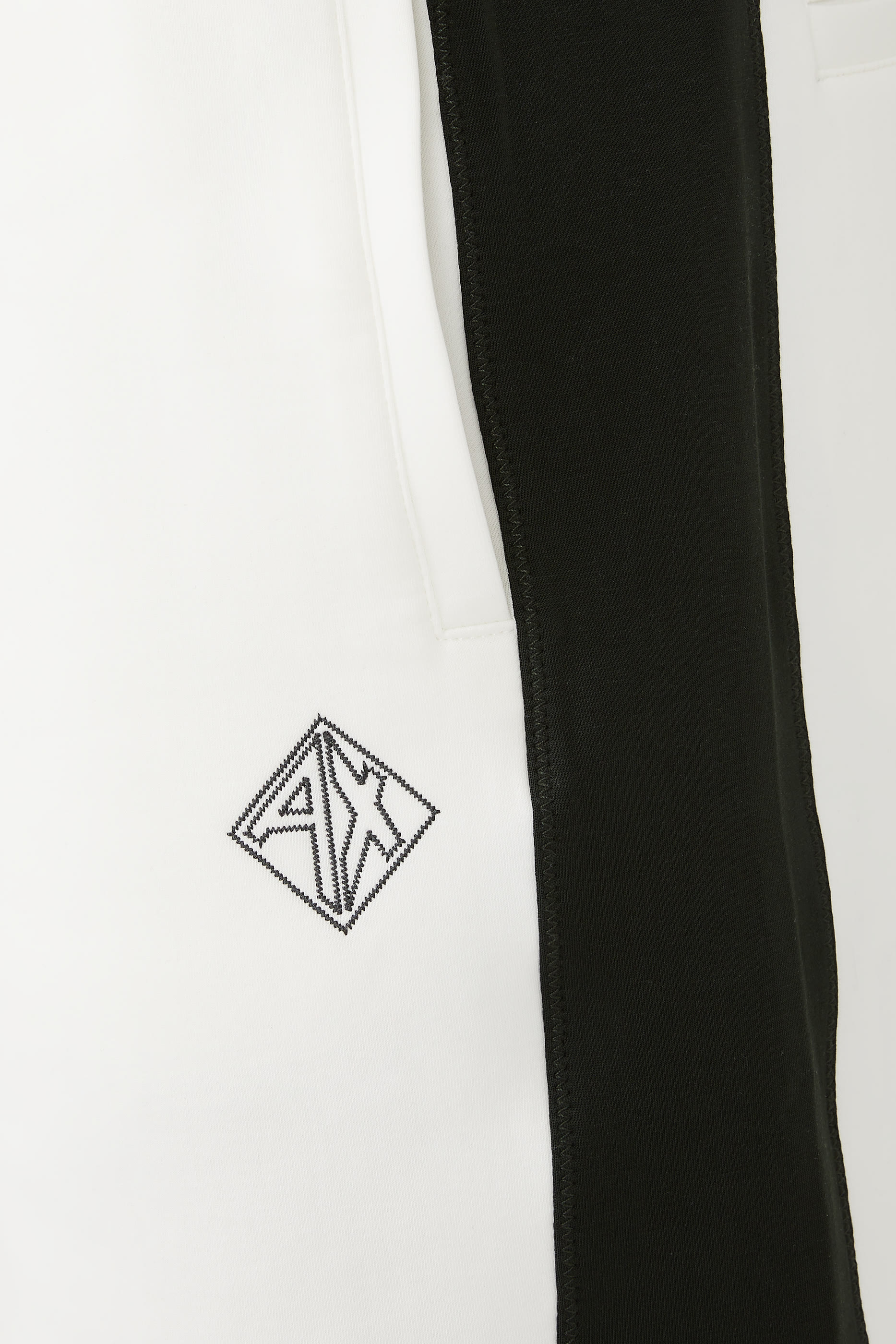 شورت بشعار الماركة