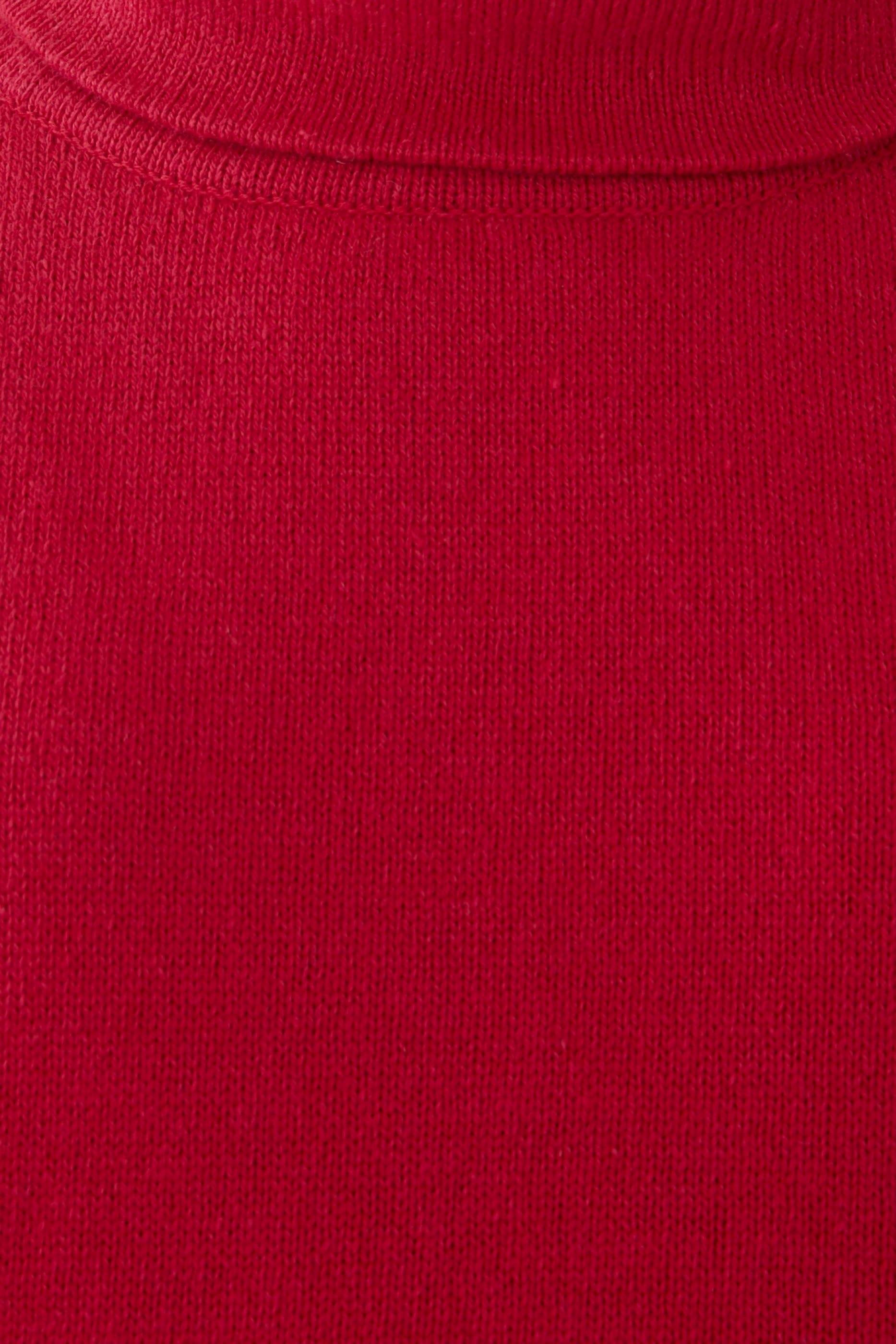 بلوزة بقصة مربعة وياقة عالية