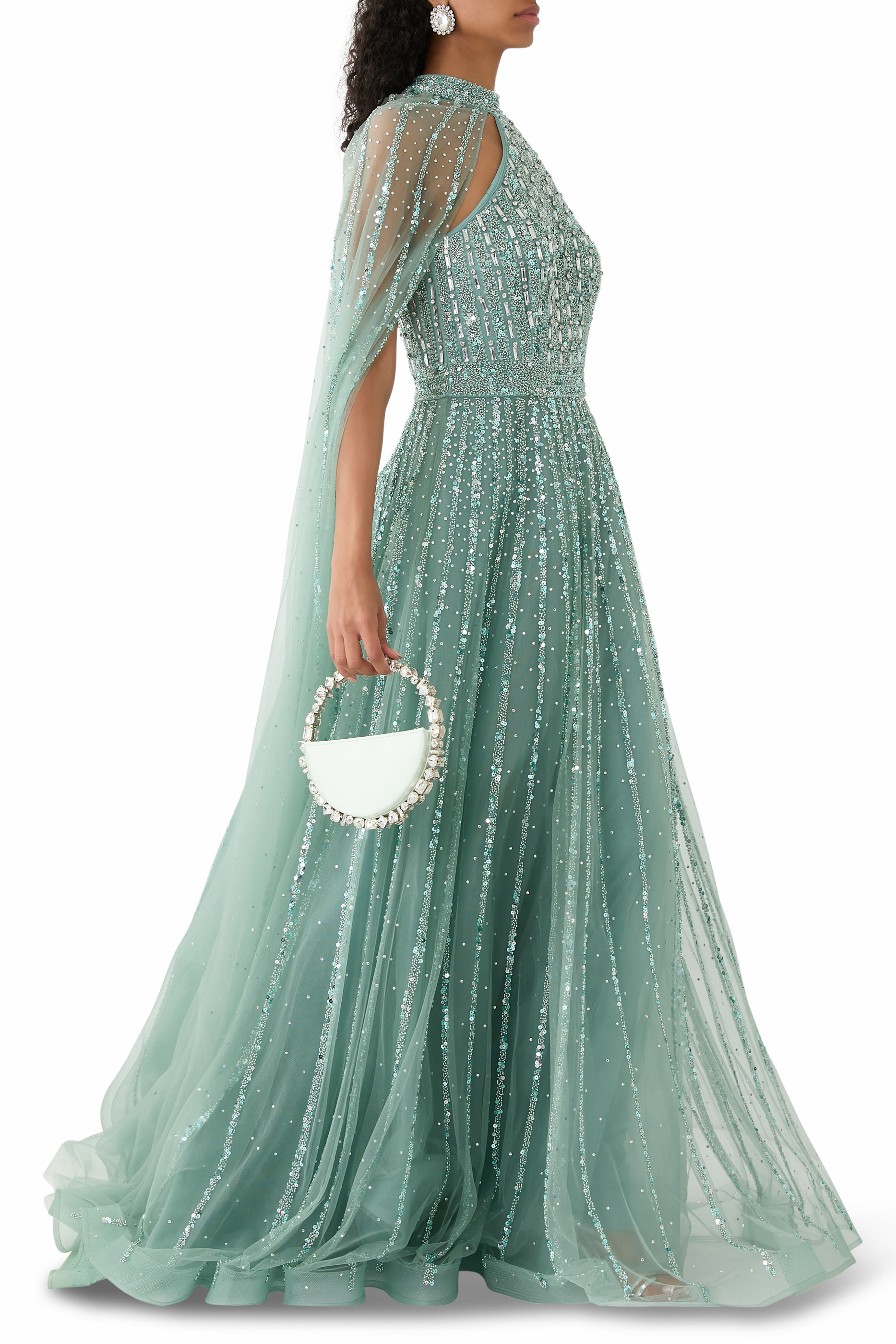 فستان سهرة بأكمام كاب