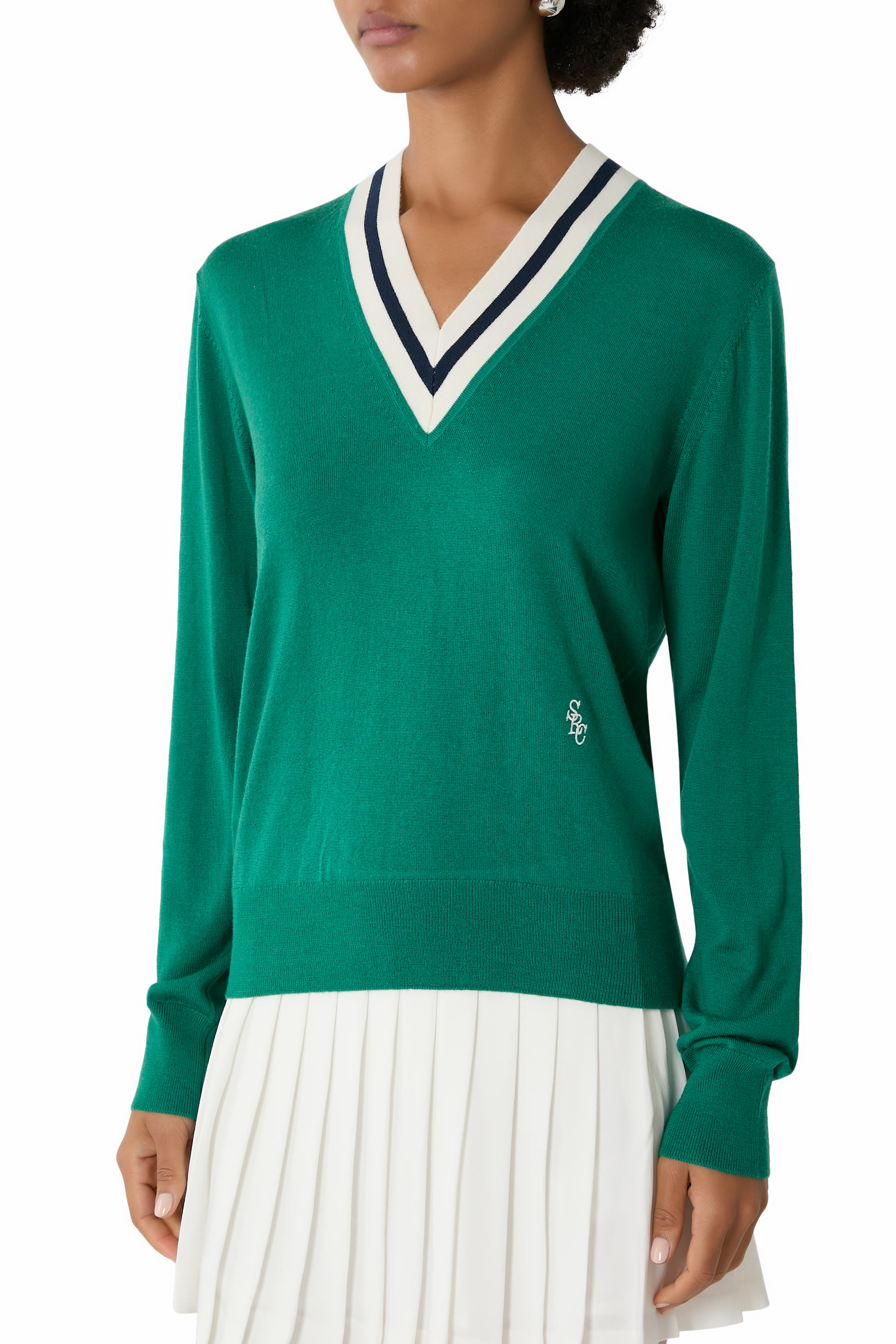 كنزة بتصميم بسيط بياقة V وشعار الماركة