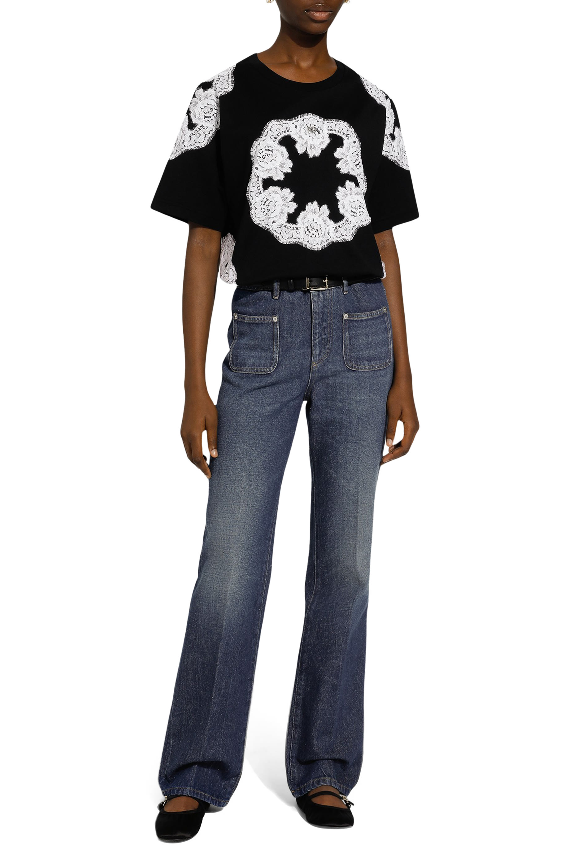 تيشيرت بشعار الماركة وتفاصيل دانتيل جيرسيه