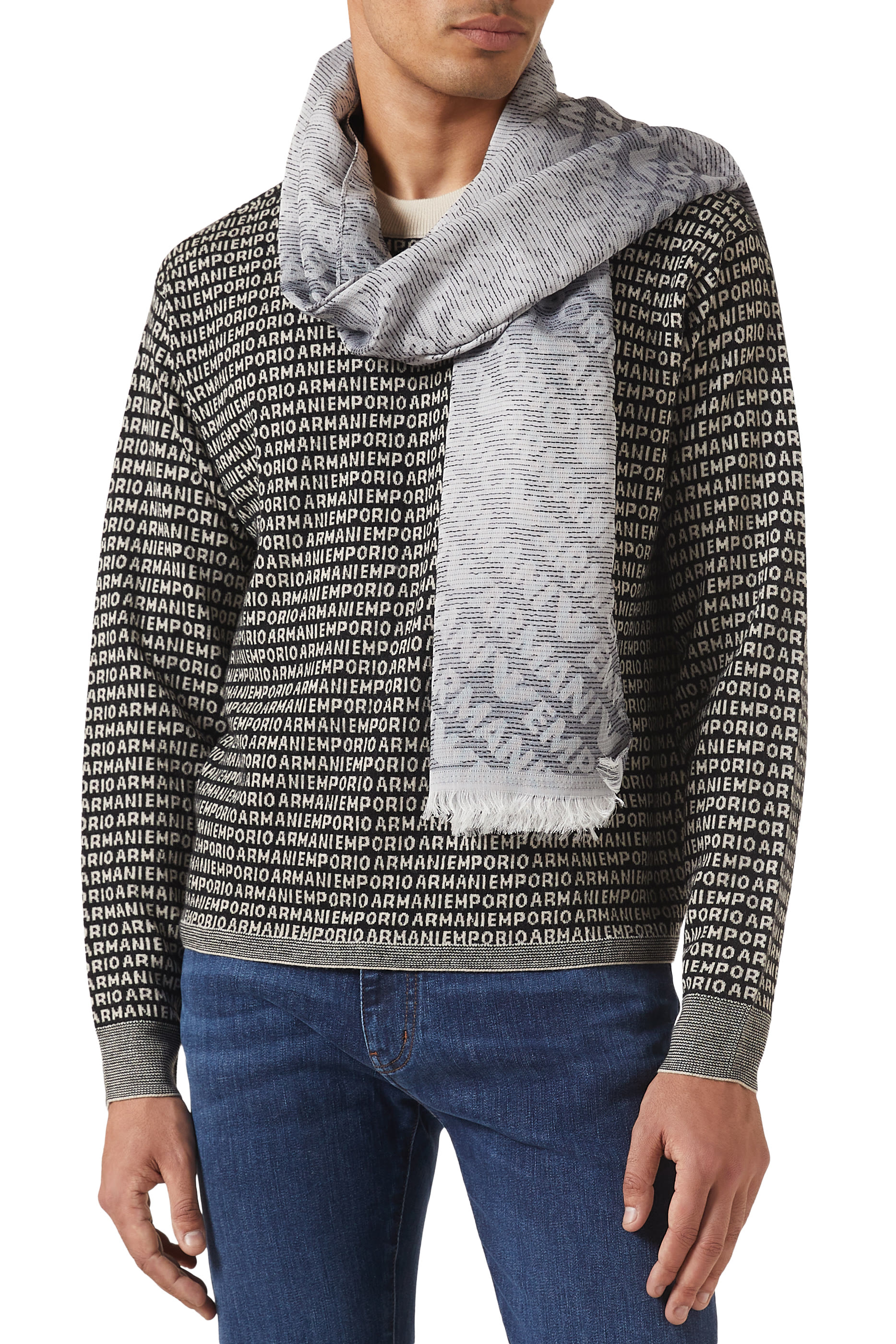 وشاح مزين بشعار الماركة 