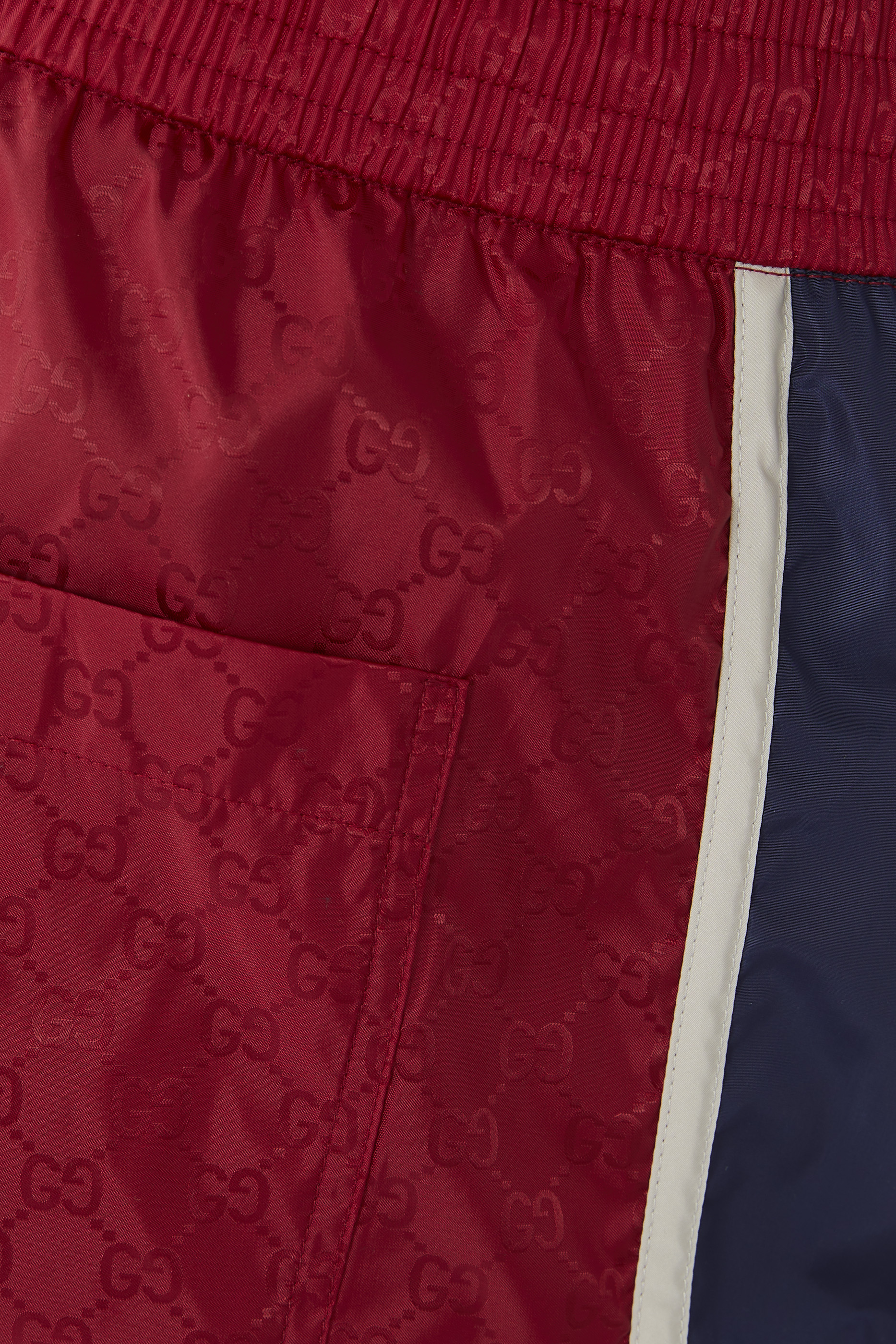 شورت سباحة مخطط بحرفي شعار الماركة