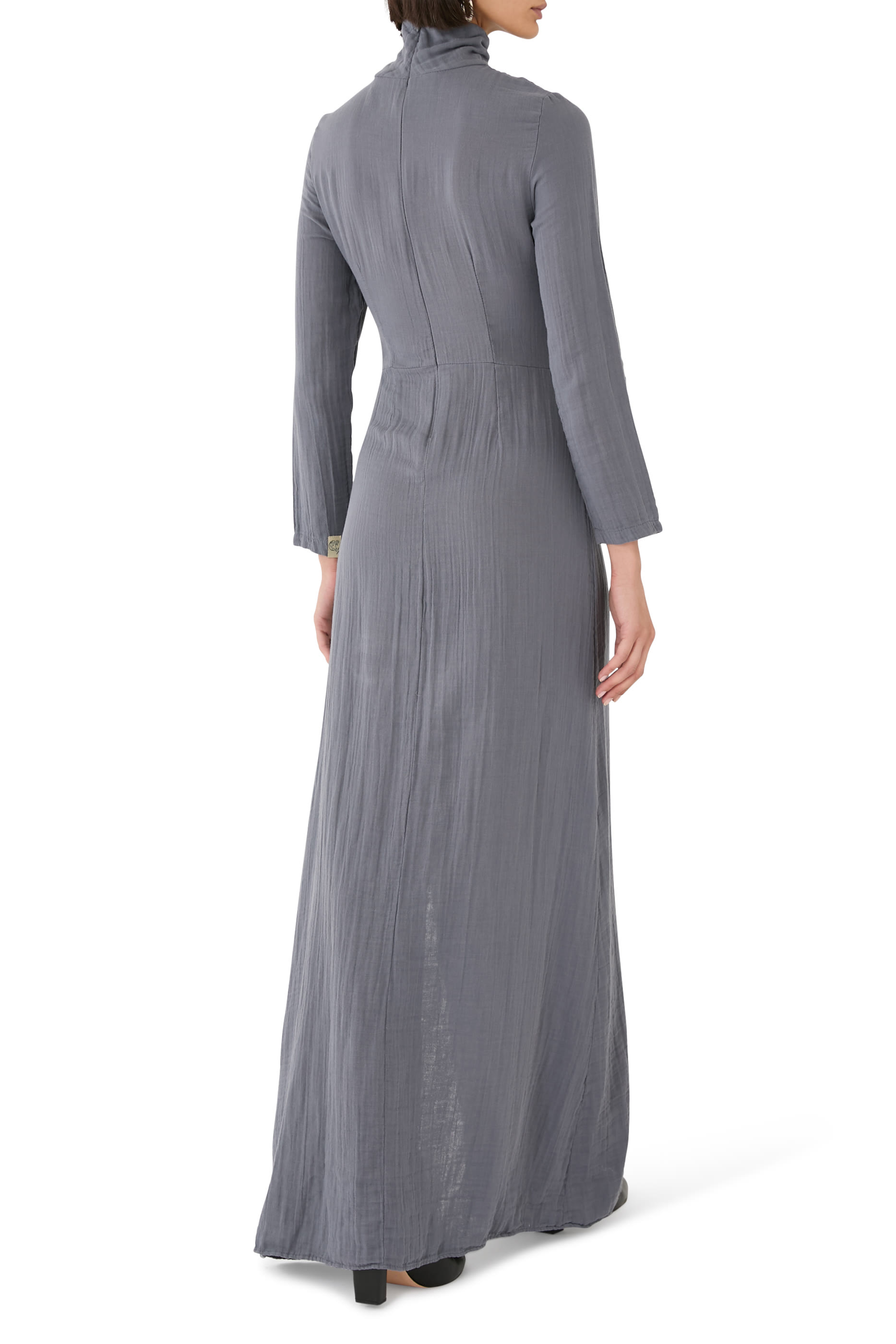 فستان طويل بياقة عالية