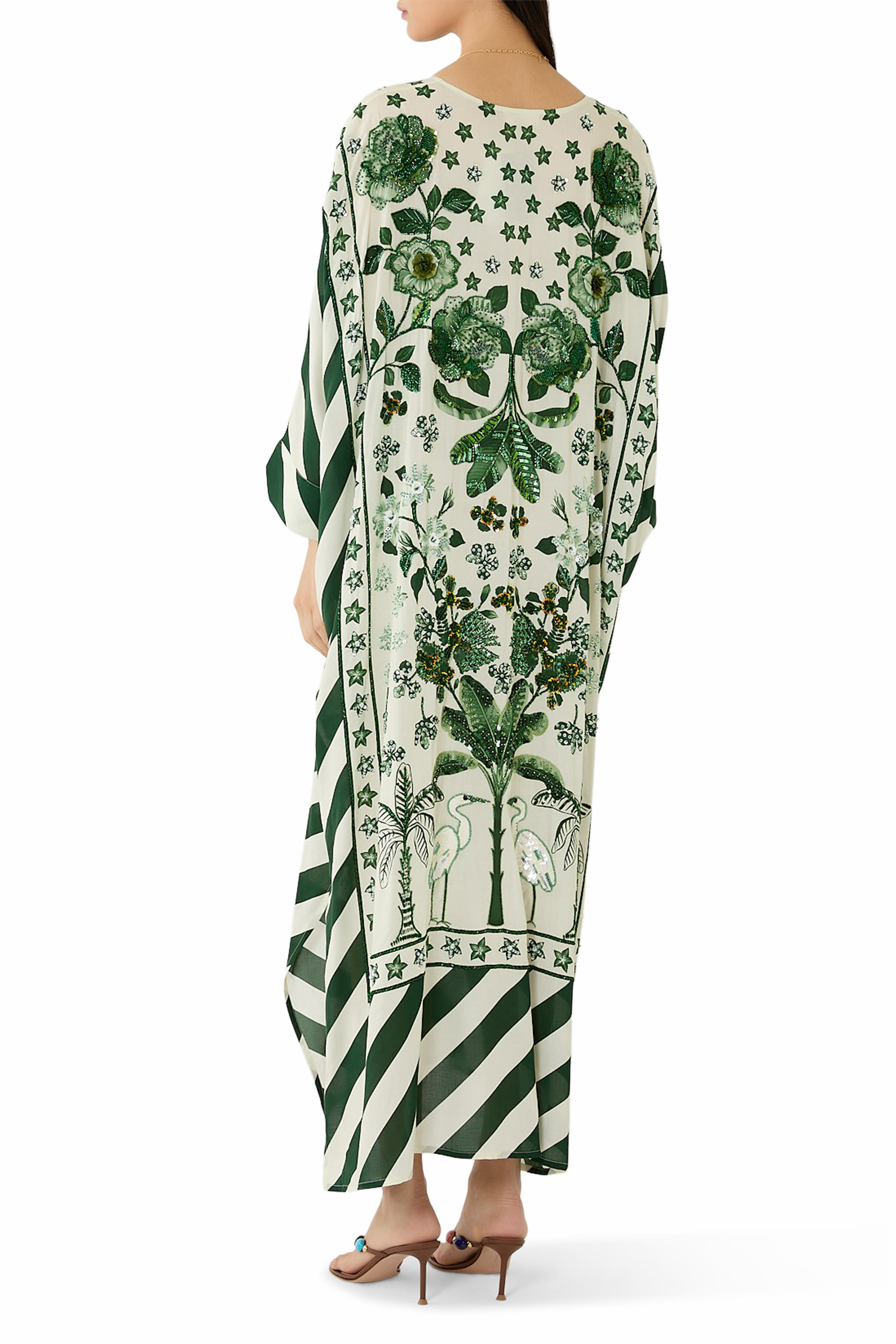 قفطان بأكمام بتصميم جناح الخفاش وتطريز يدوي بخرز