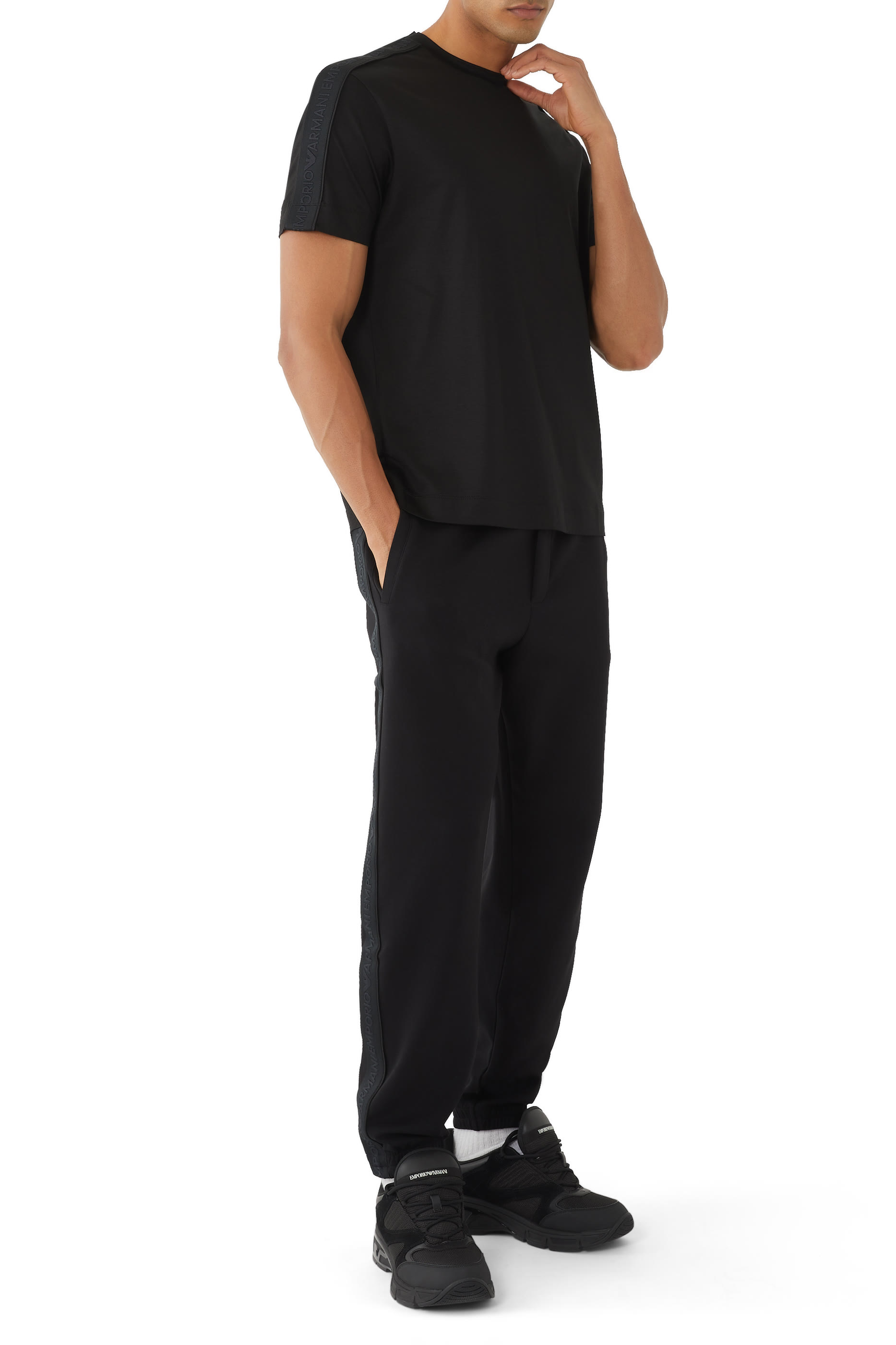 تيشيرت بشريط بشعار الماركة