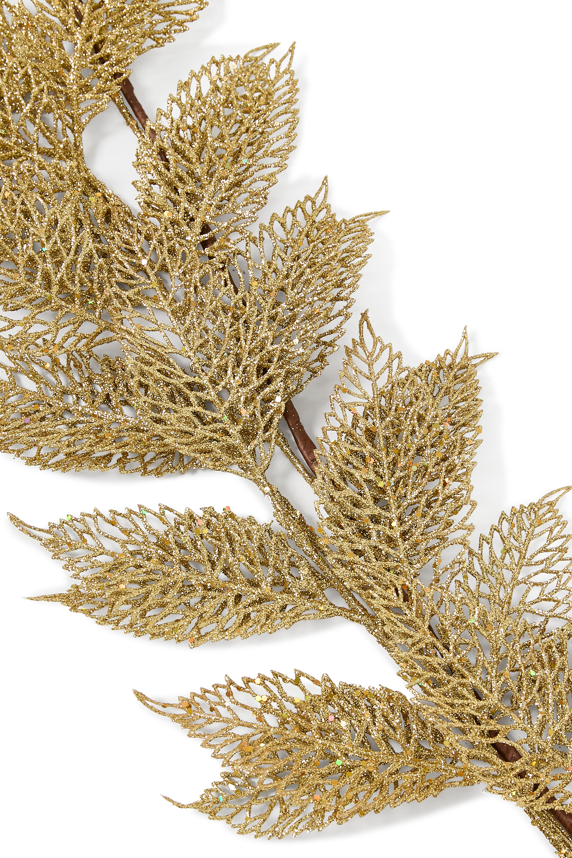 زينة بتصميم إكليل أوراق بفتحات