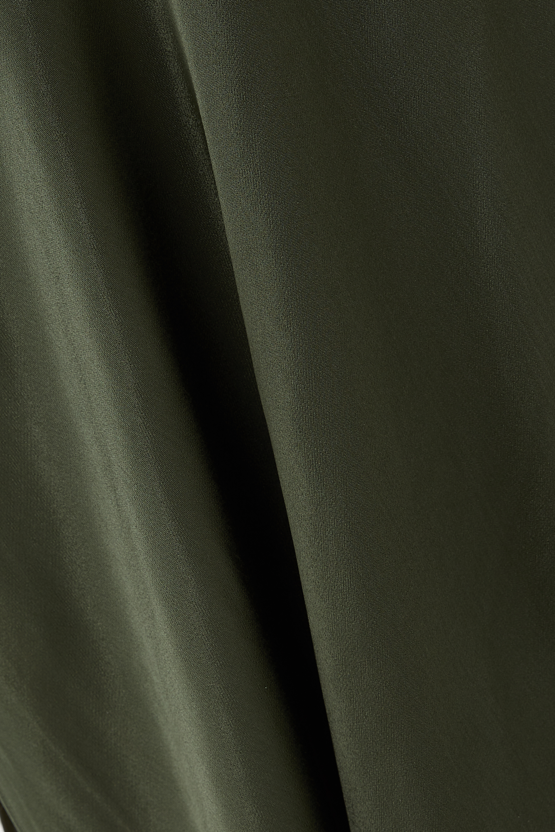 فستان لا لون متوسط الطول بتصميم متقاطع في الأمام وفتحة