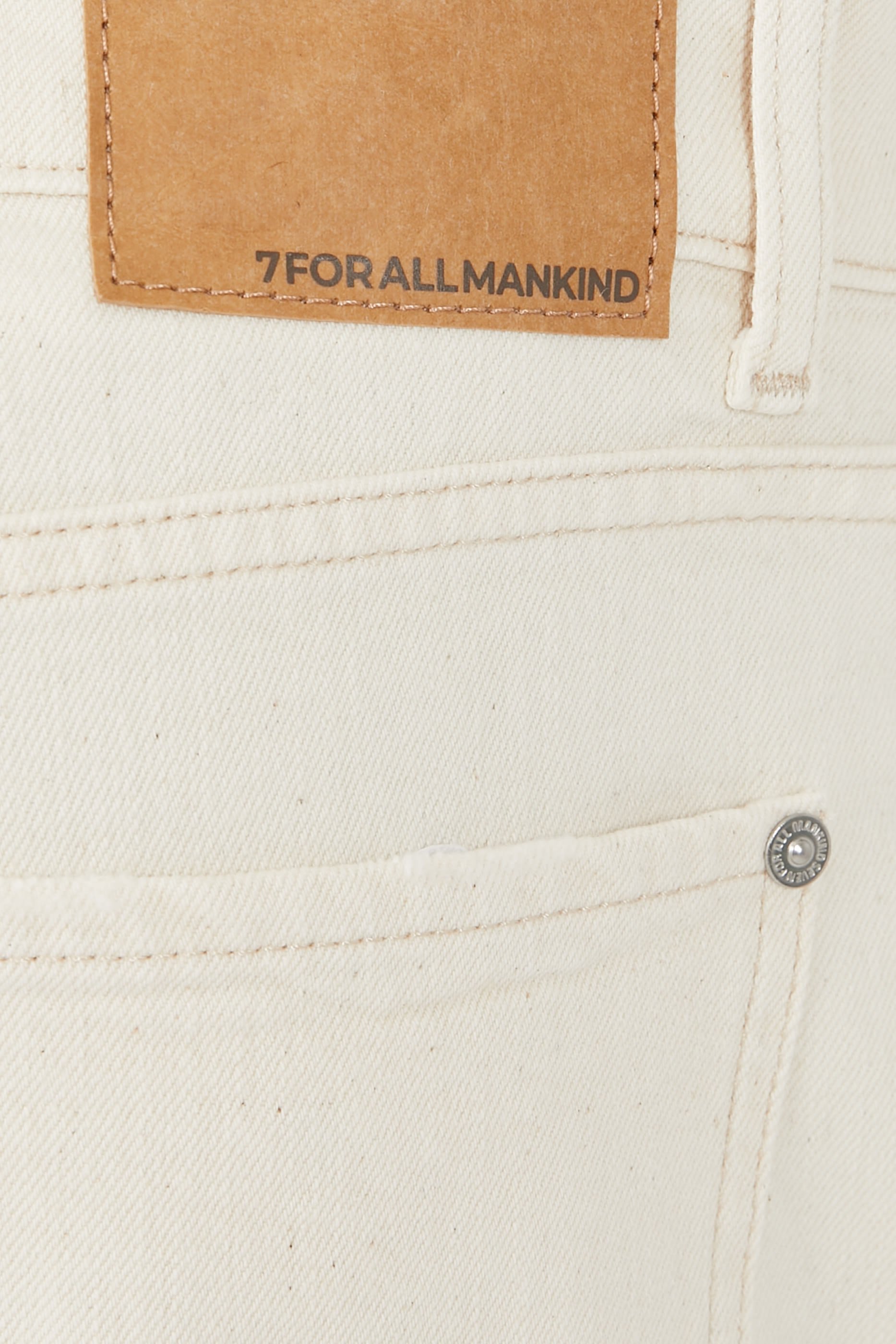 بنطال جينز بقصة ساق مستقيمة