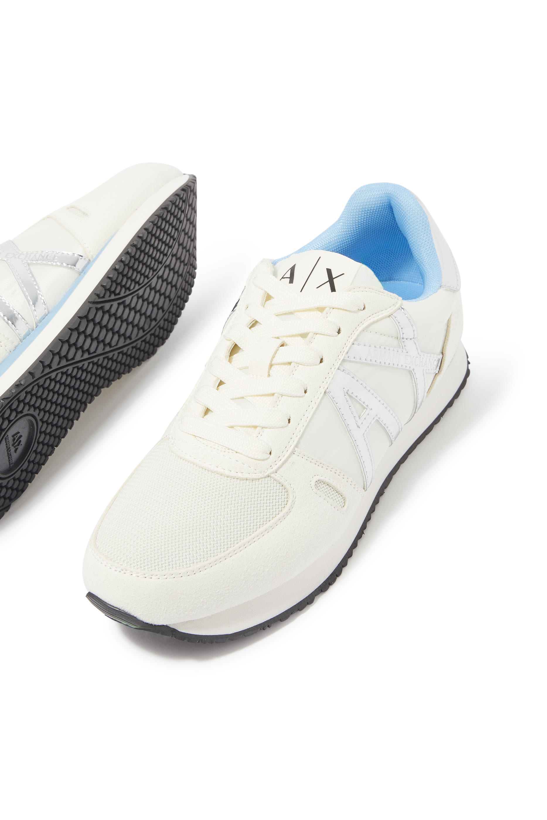 سنيكرز بشعار الماركة ألياف دقيقة